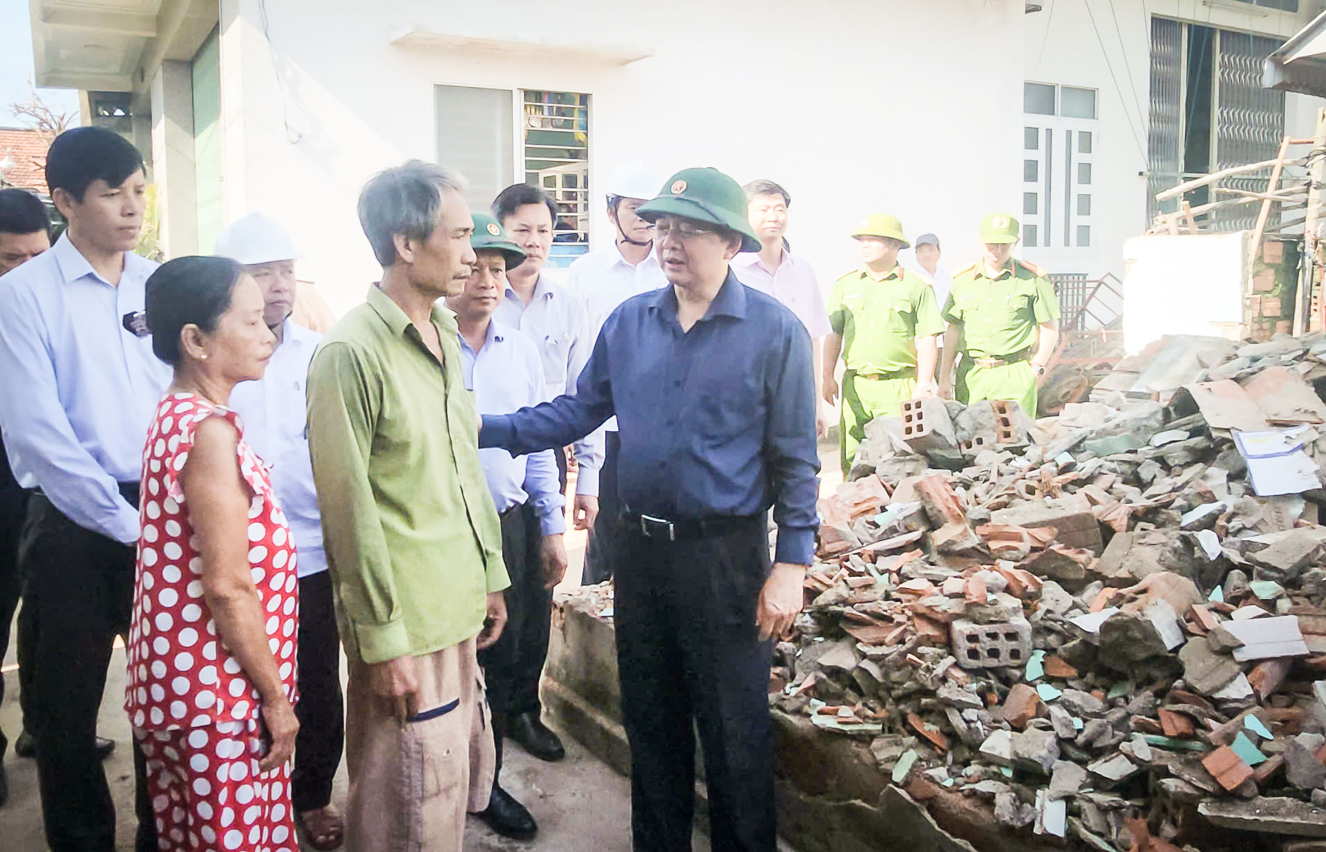 副总理胡国勇向在卡尔梅吉台风中房屋倒塌的居民提供资金援助