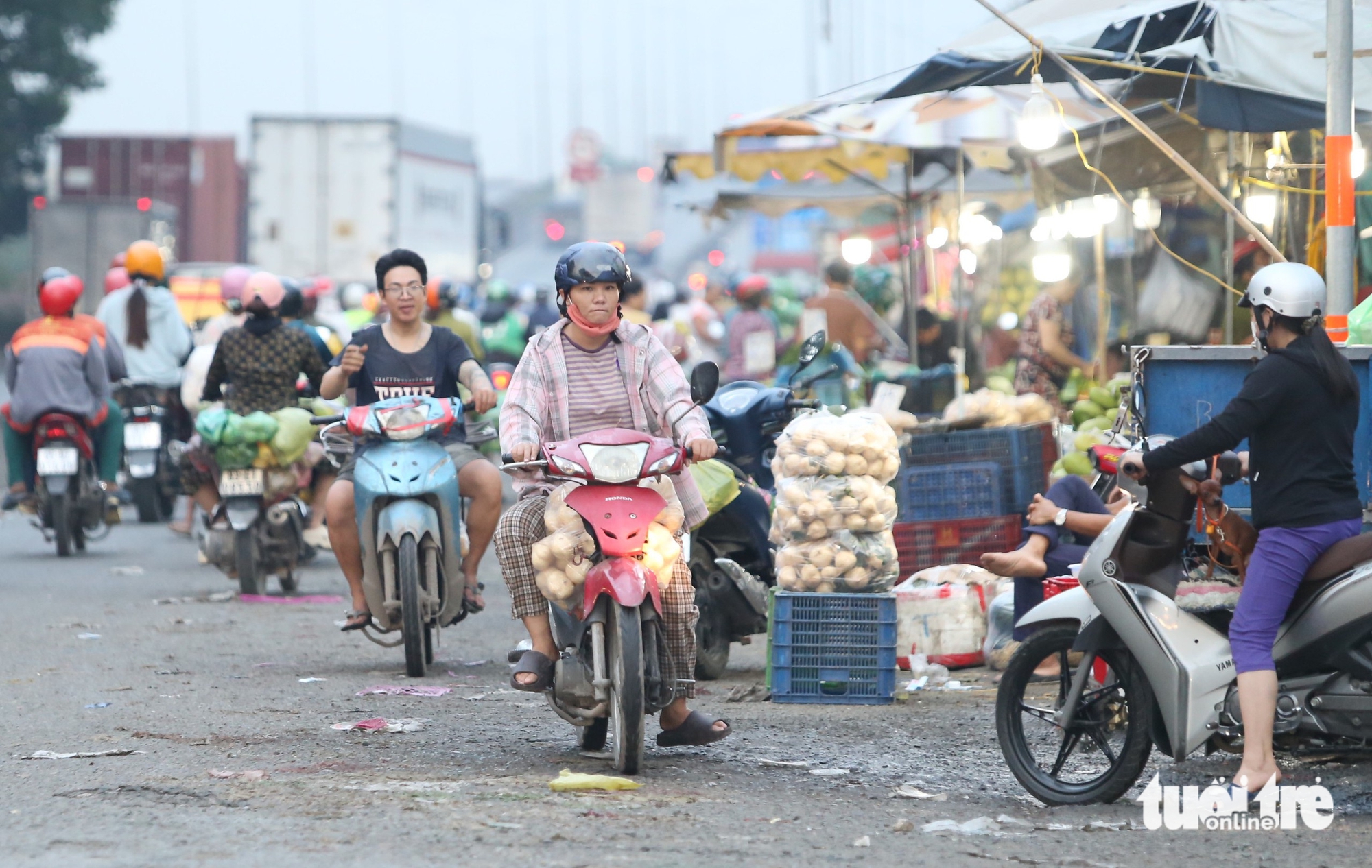 胡志明市摩托车排队逆行，多条道路成为违规者的专用车道