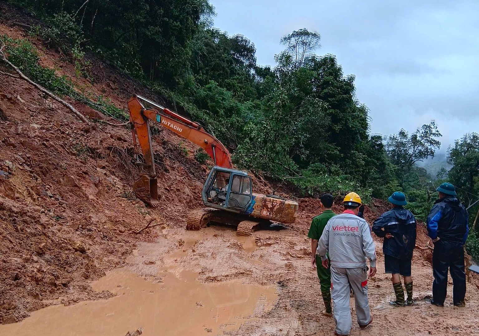 多处山体滑坡，数千居民仍被隔离