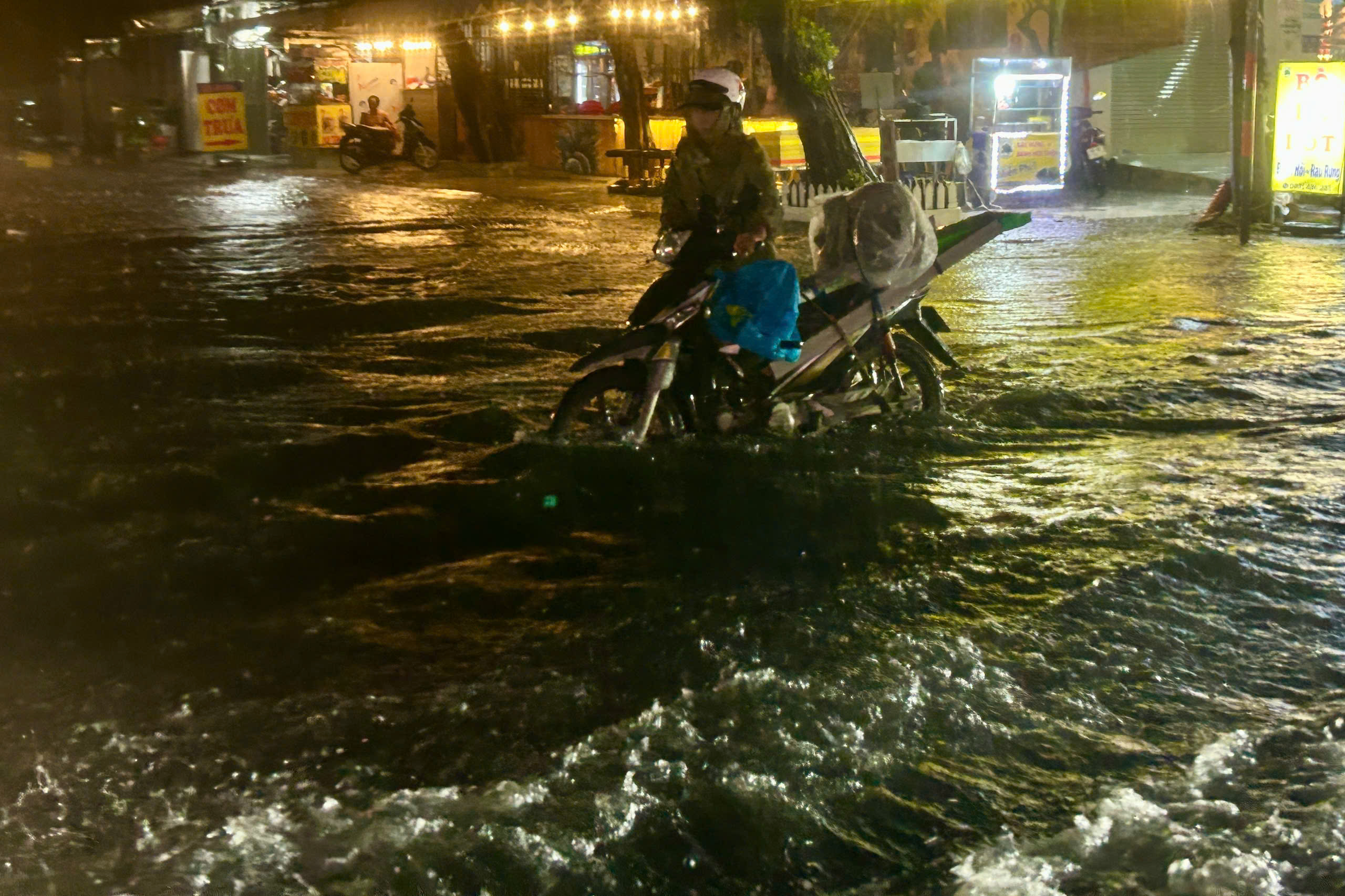 大雨近两小时，胡志明市西部多条道路深积水，车辆大规模熄火