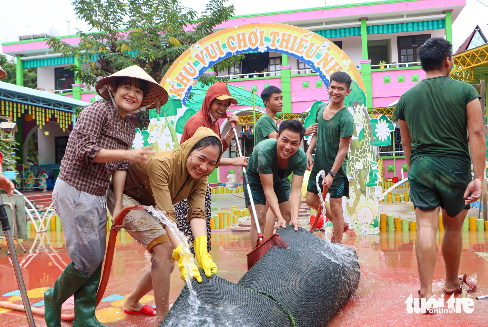 军队'助力'岘港洪水中心区幼儿园清理淤泥迎接儿童返校