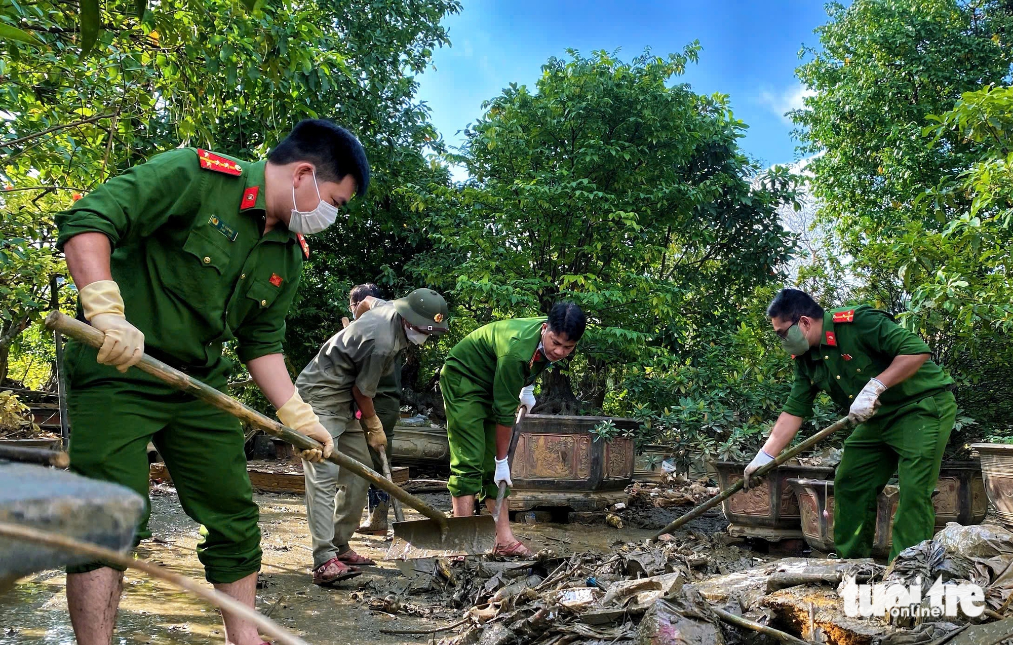 响应顺化市主席的号召，市民在洪水后上街清理垃圾