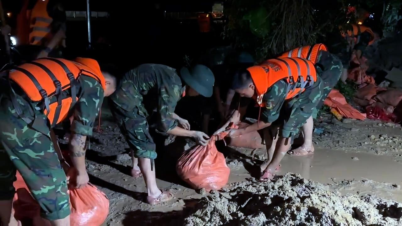 第390师200多名官兵连夜加固保护霍河堤坝