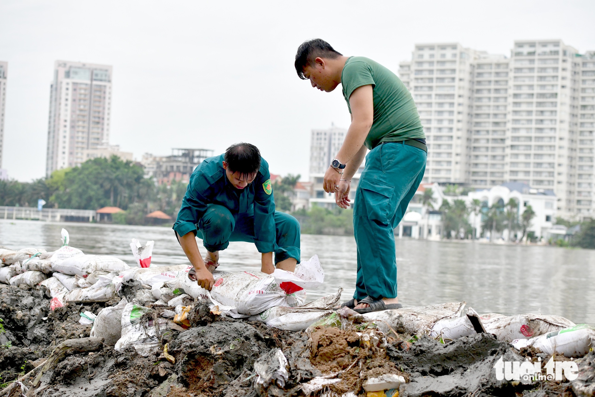 潮汐越过Thanh Đa的屏障，在Hiệp Phước淹没半辆车