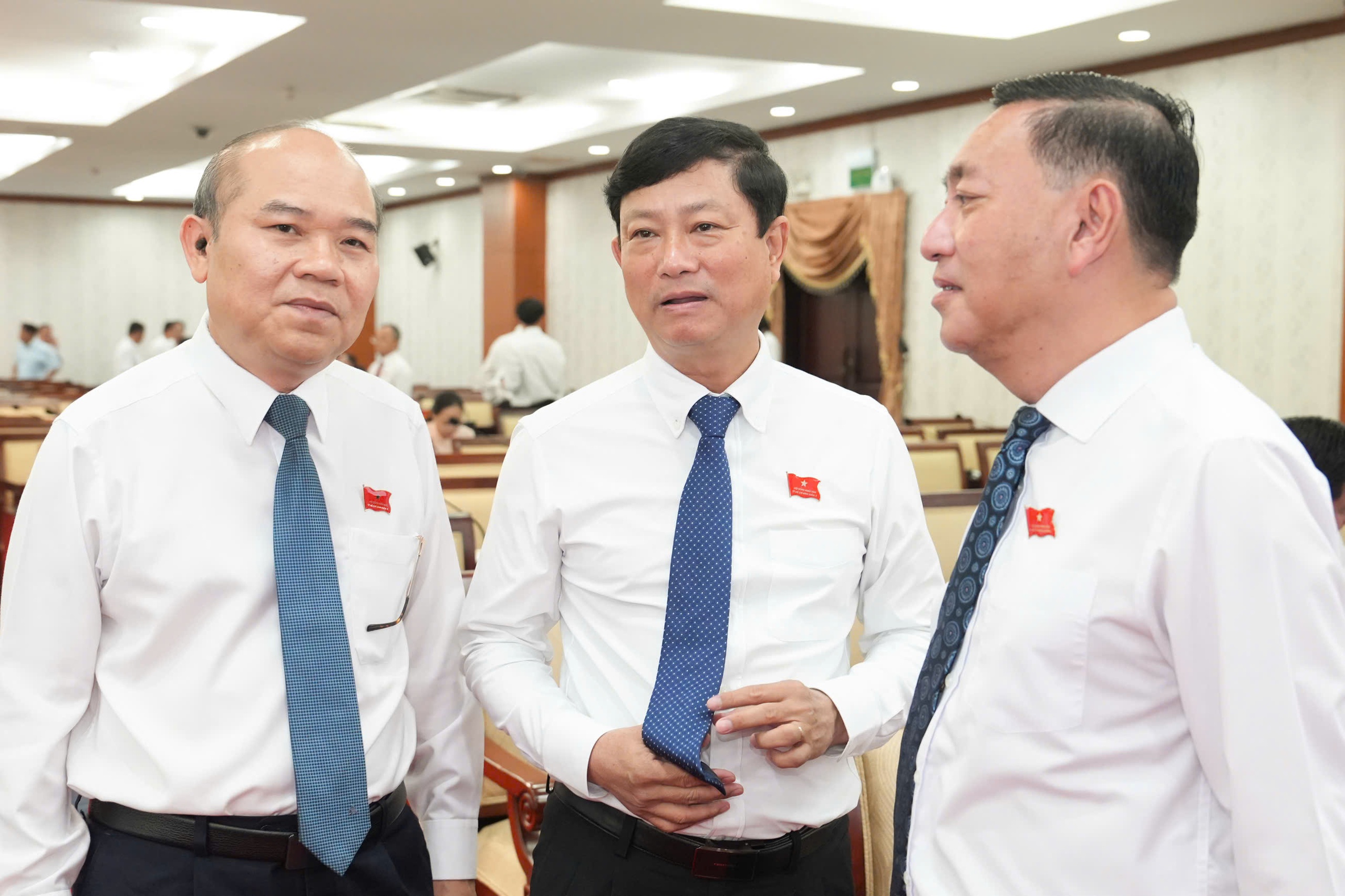胡志明市人民议会开幕，审议通过41项重要决议