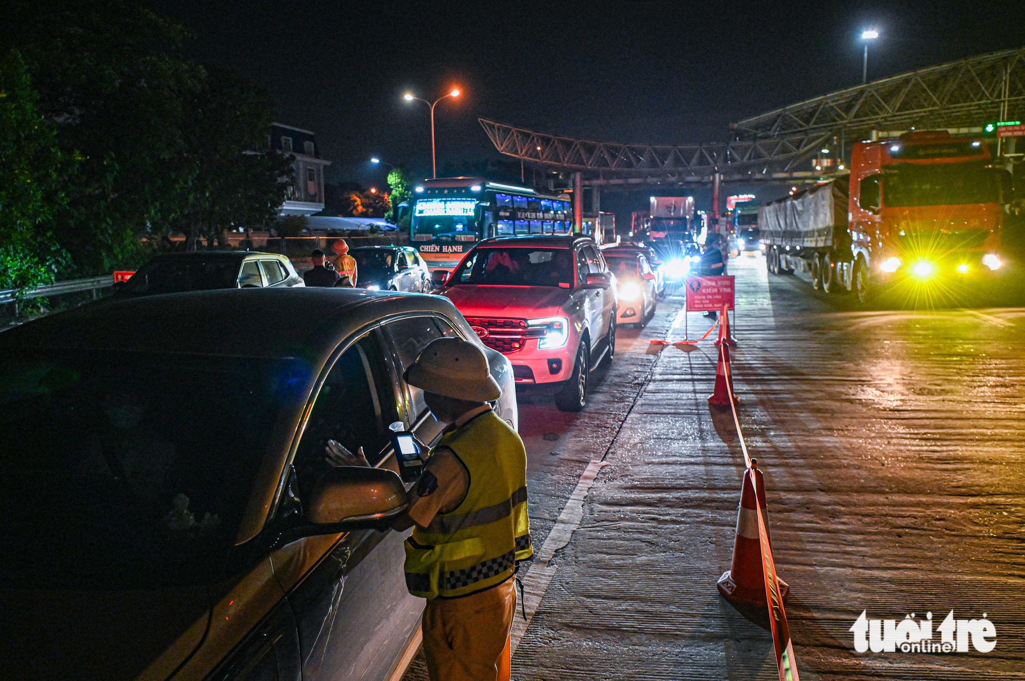 酒精浓度违规处理高峰期：警察通宵在高速公路入口检查