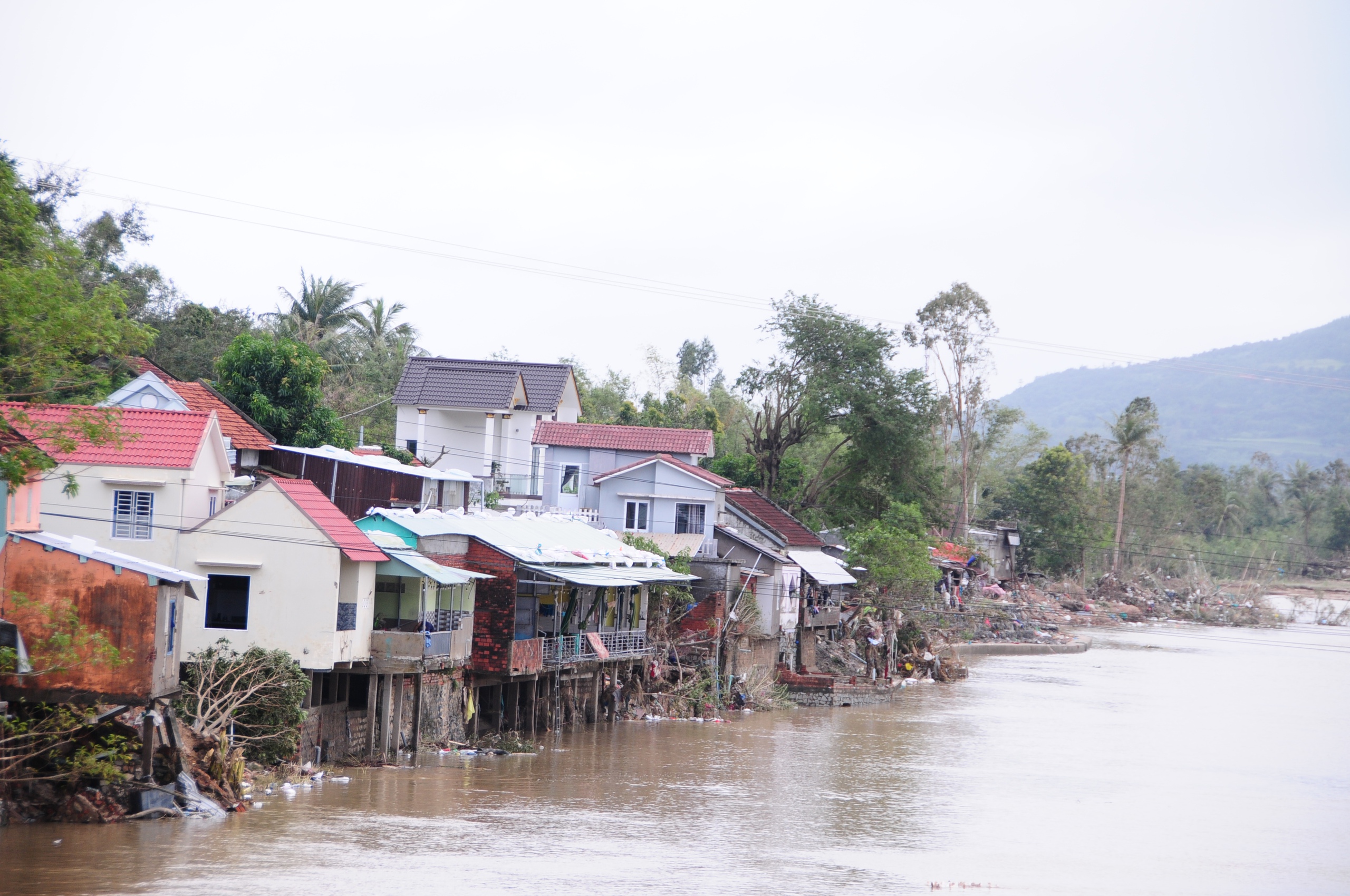 达克拉克洪水区令人心碎的场景：等待一床被褥的手臂，救援物资