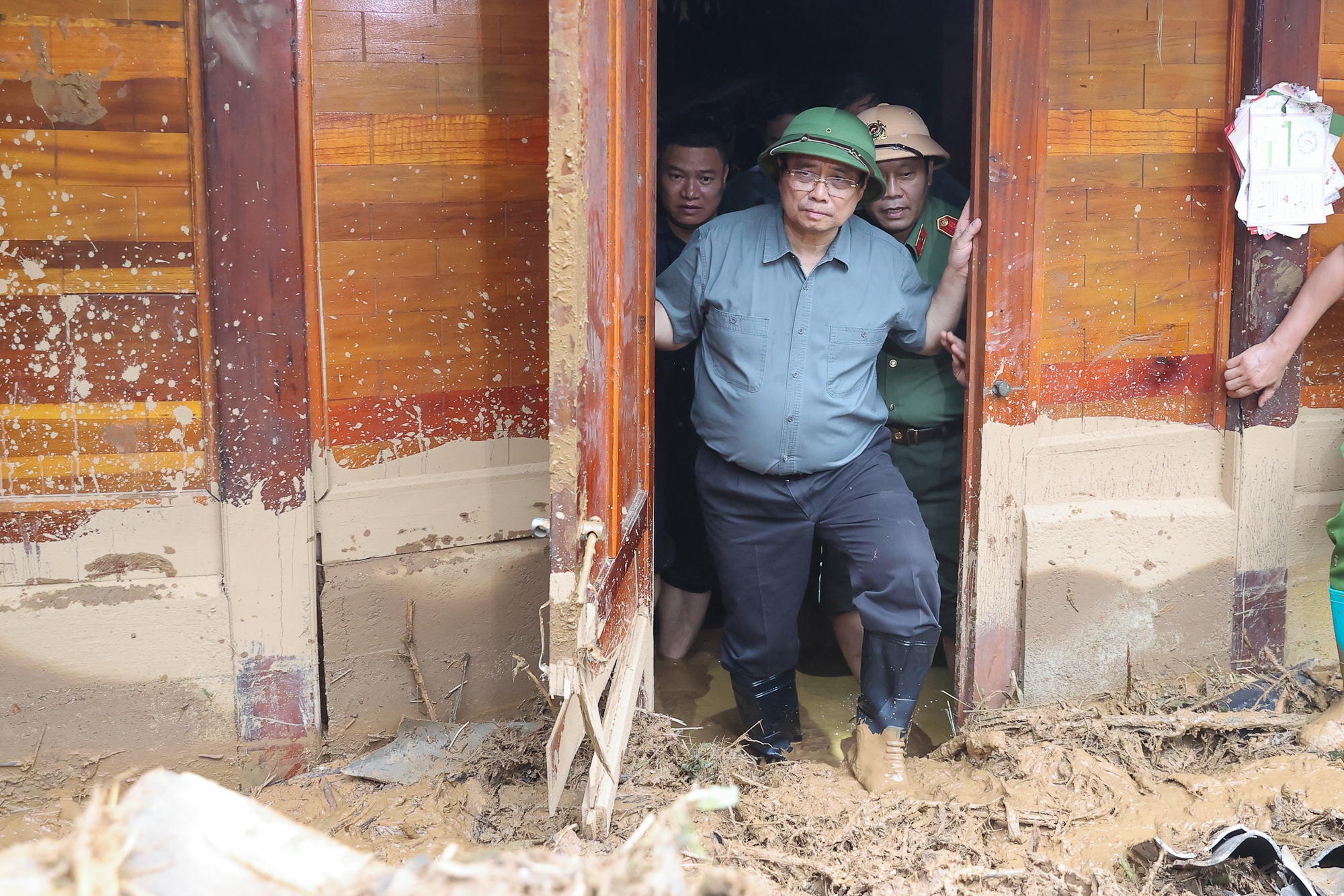 总理：重建家园，与遭受山洪的民众分担痛苦和损失