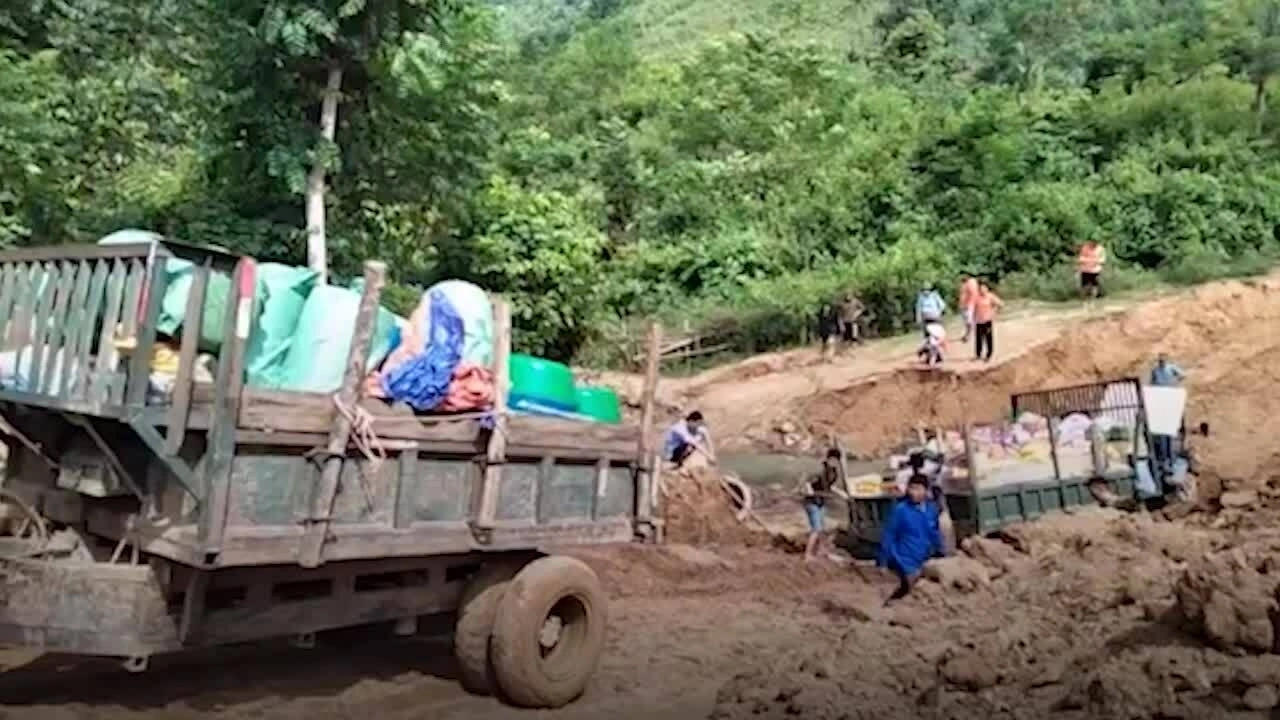 穿越森林运送救援物资给超过1000名被隔离的人