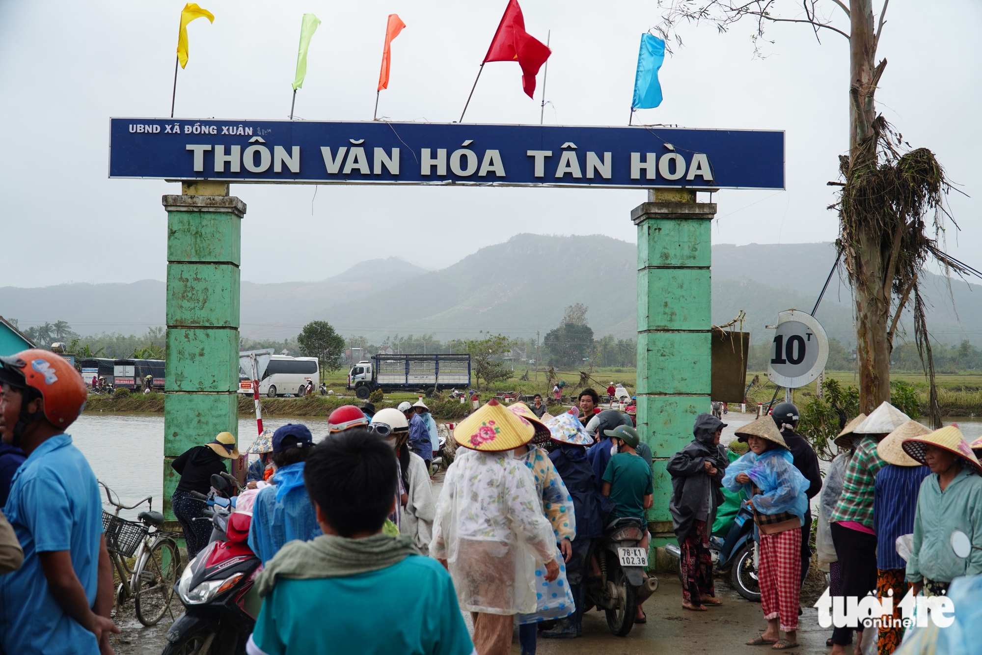 救援物资堵塞富安省洪水中心乡村道路