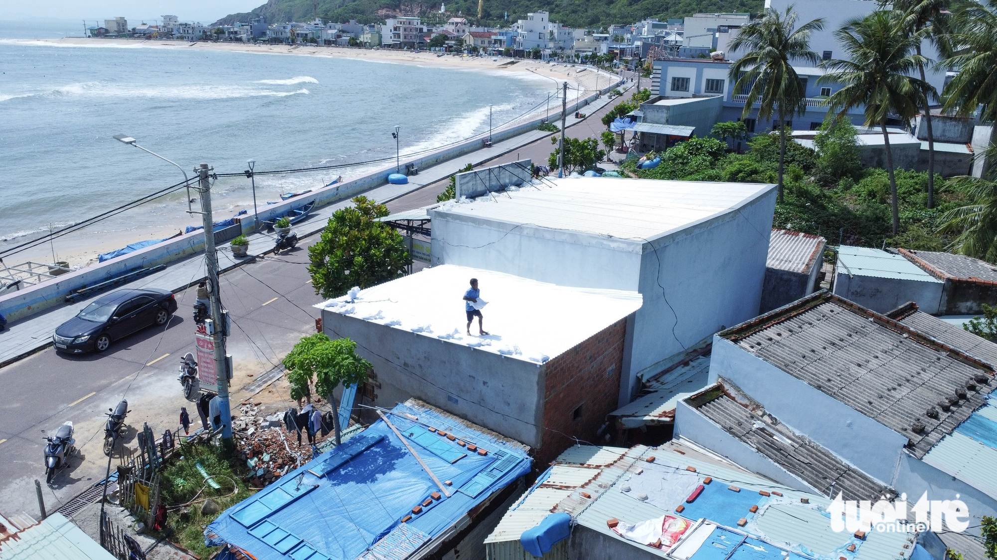 沿海居民用沙袋和石块压住屋顶以抵御台风Kalmaegi