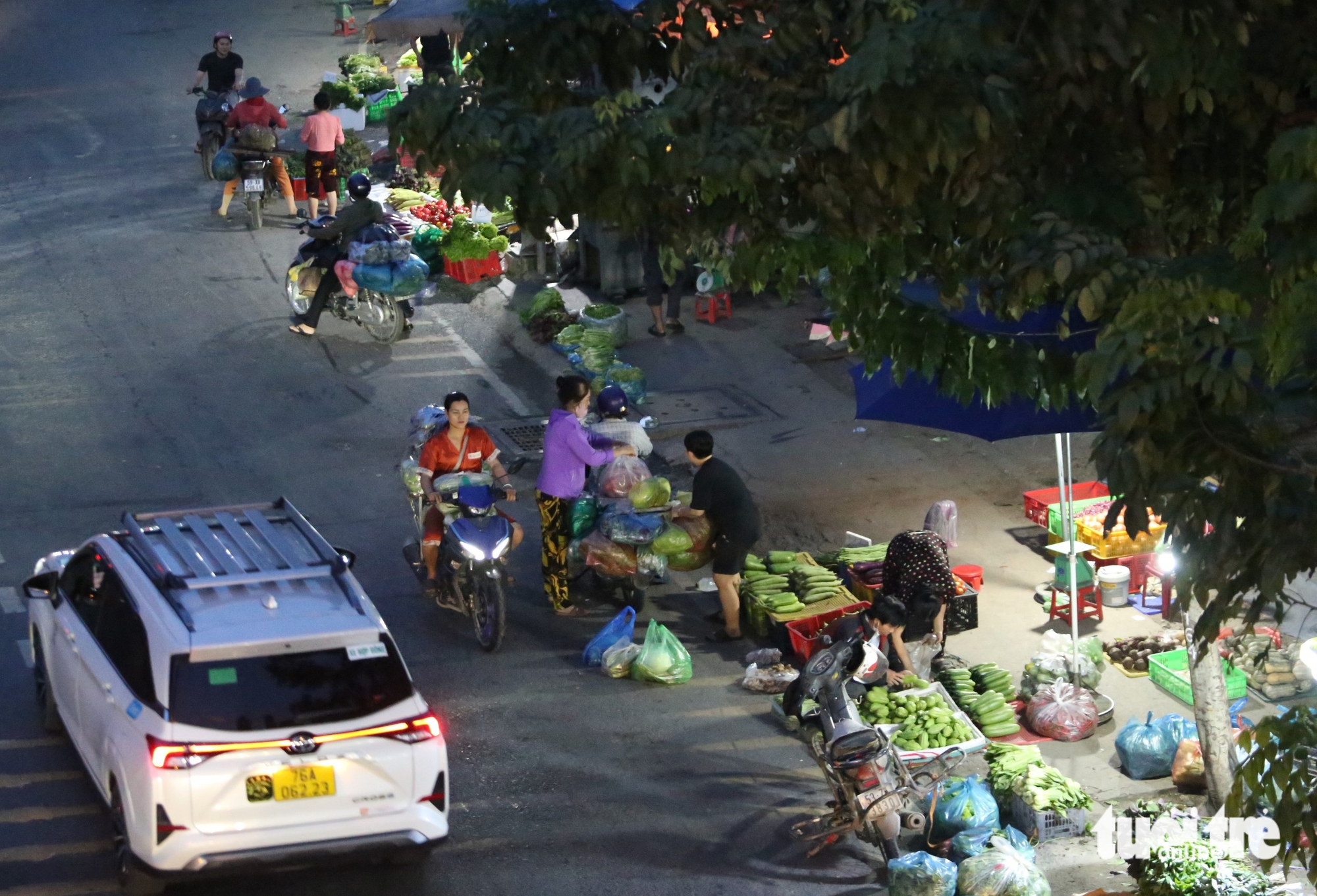 胡志明市摩托车排队逆行，多条道路成为违规者的专用车道