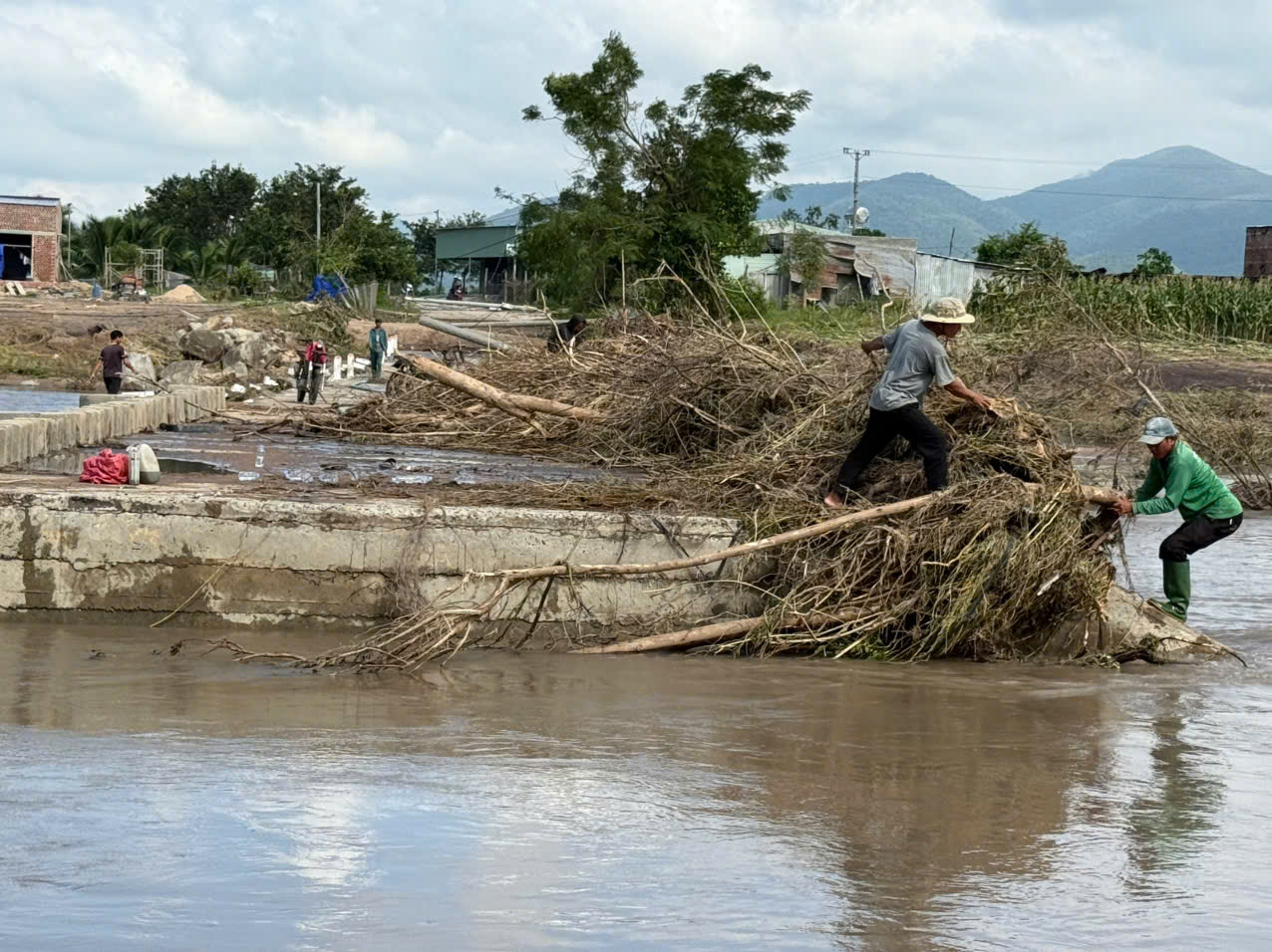 伊亚赛溢洪道在卡尔马吉台风后被冲毁，521名居民被隔离