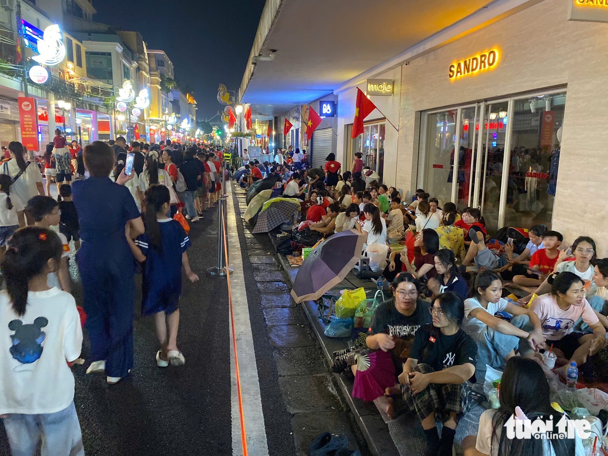 禁止汽车进入巴亭广场区域，准备阅兵和游行总排练