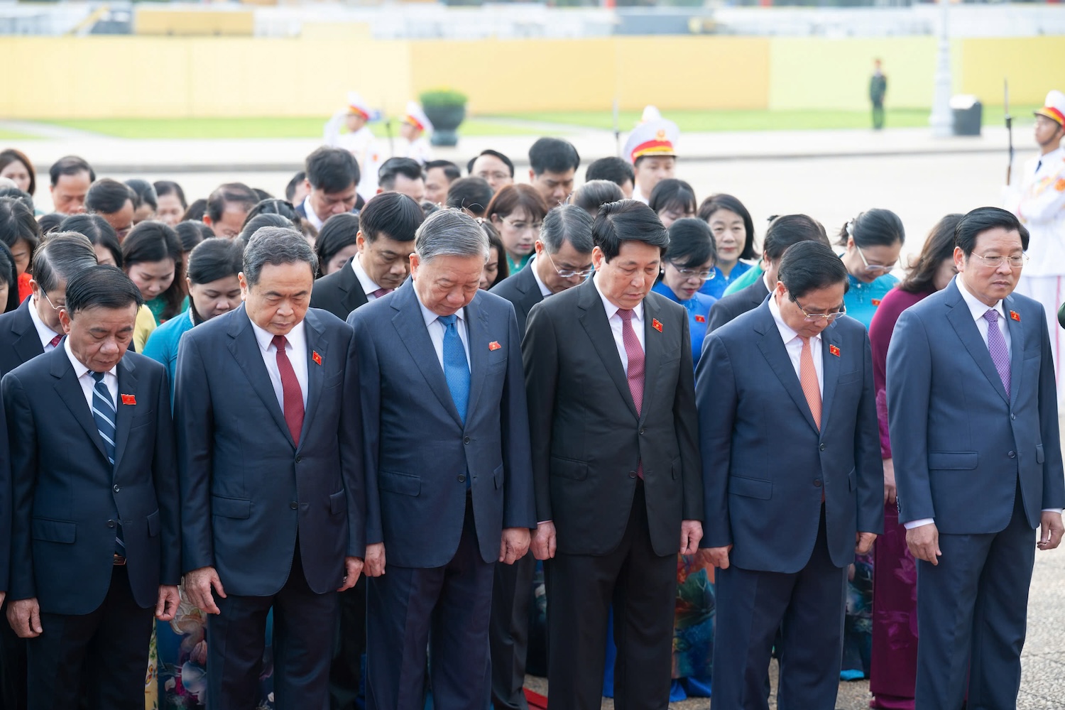 党和国家领导人、国会代表前往胡志明主席陵墓瞻仰