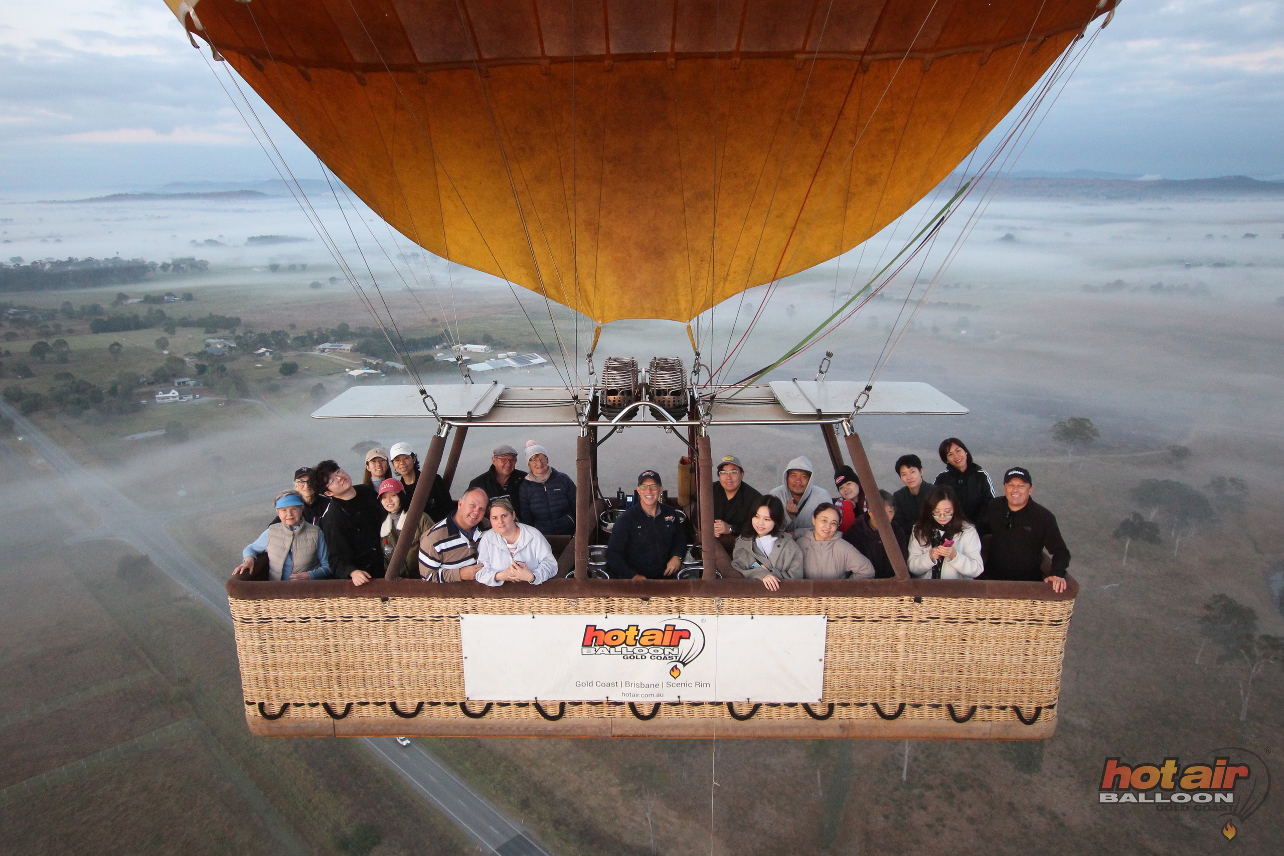 在黄金海岸热气球上欣赏澳大利亚的日出