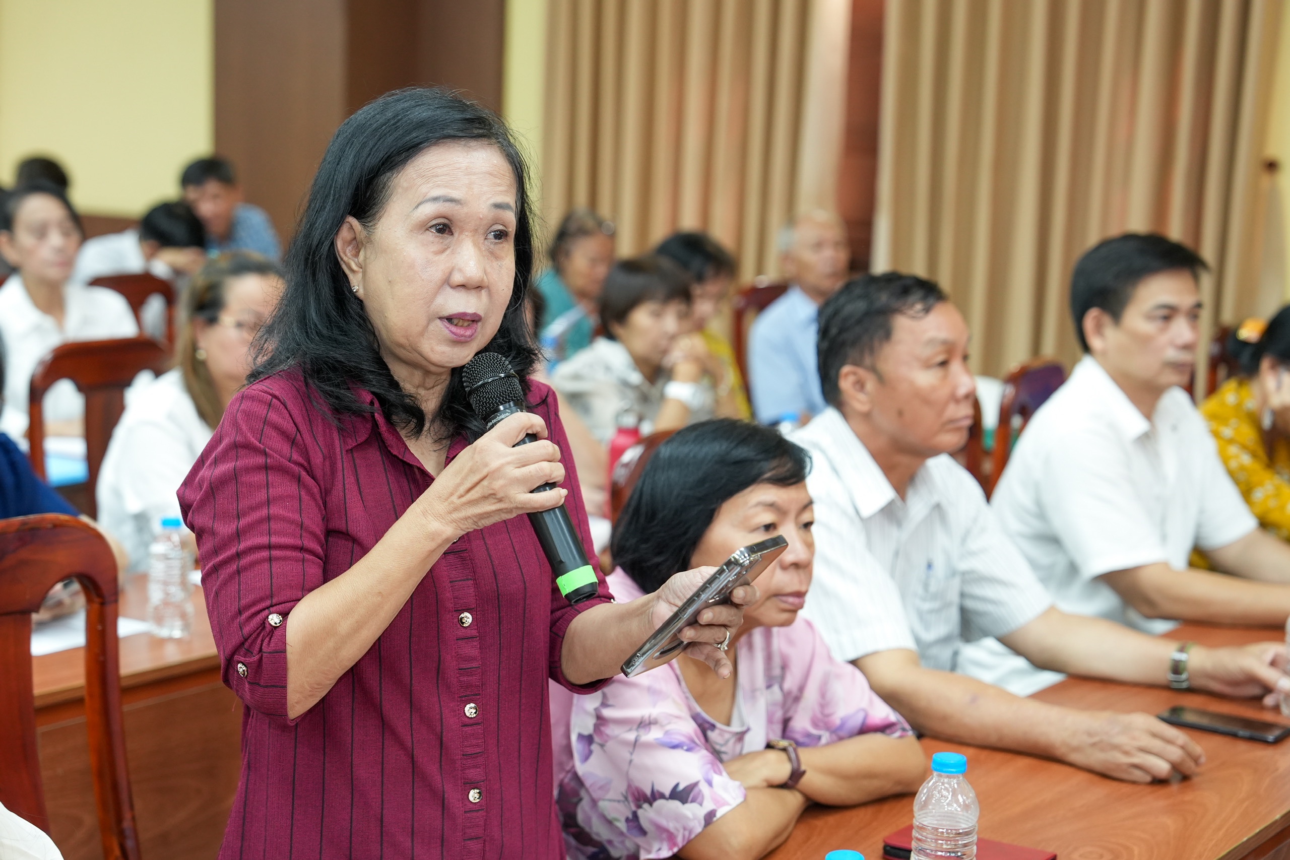 胡志明市中心区选民：'混乱重现，侵占人行道和车道进行买卖'