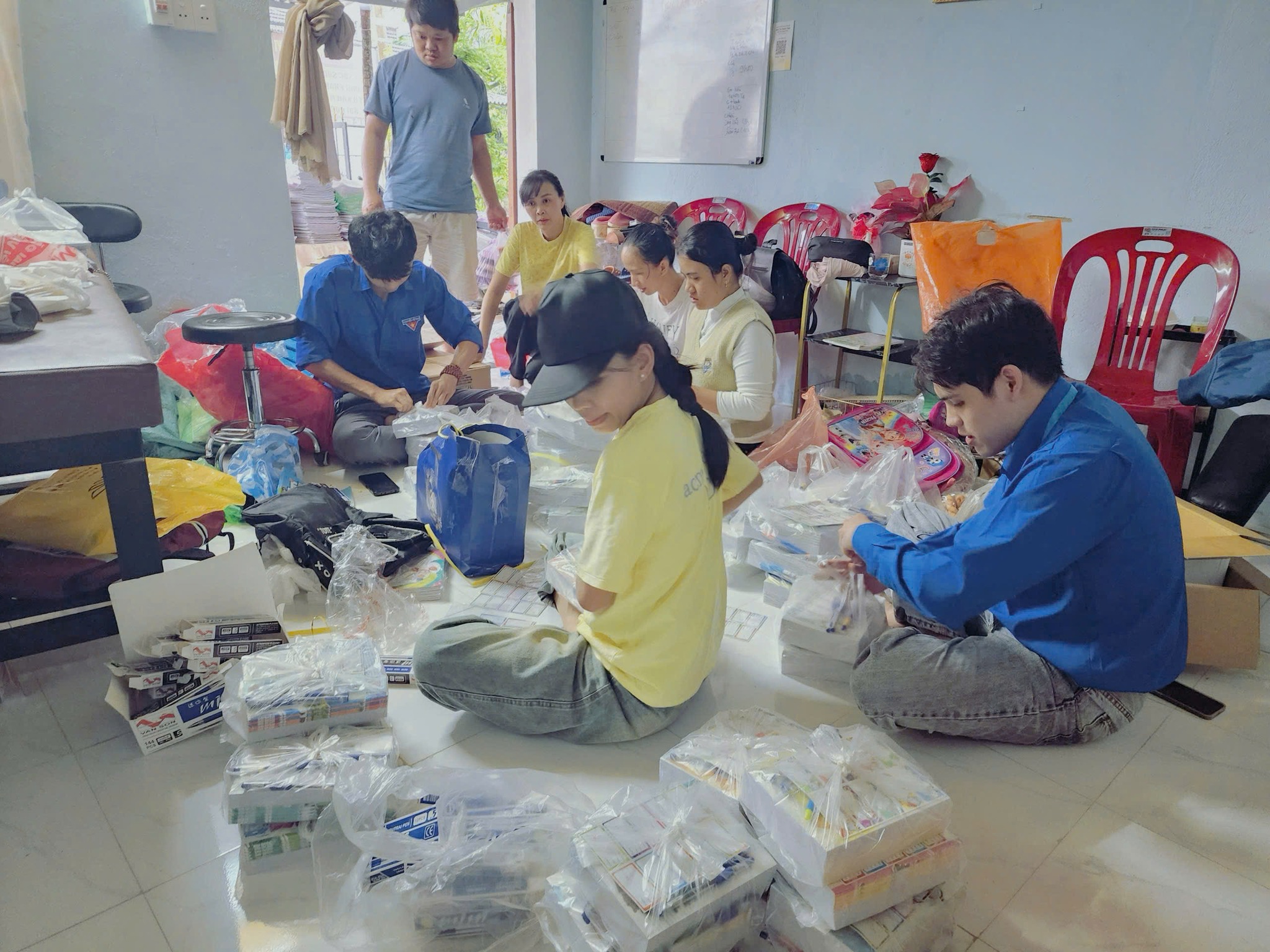 心疼师生，母子收集书本寄给洪水区学生