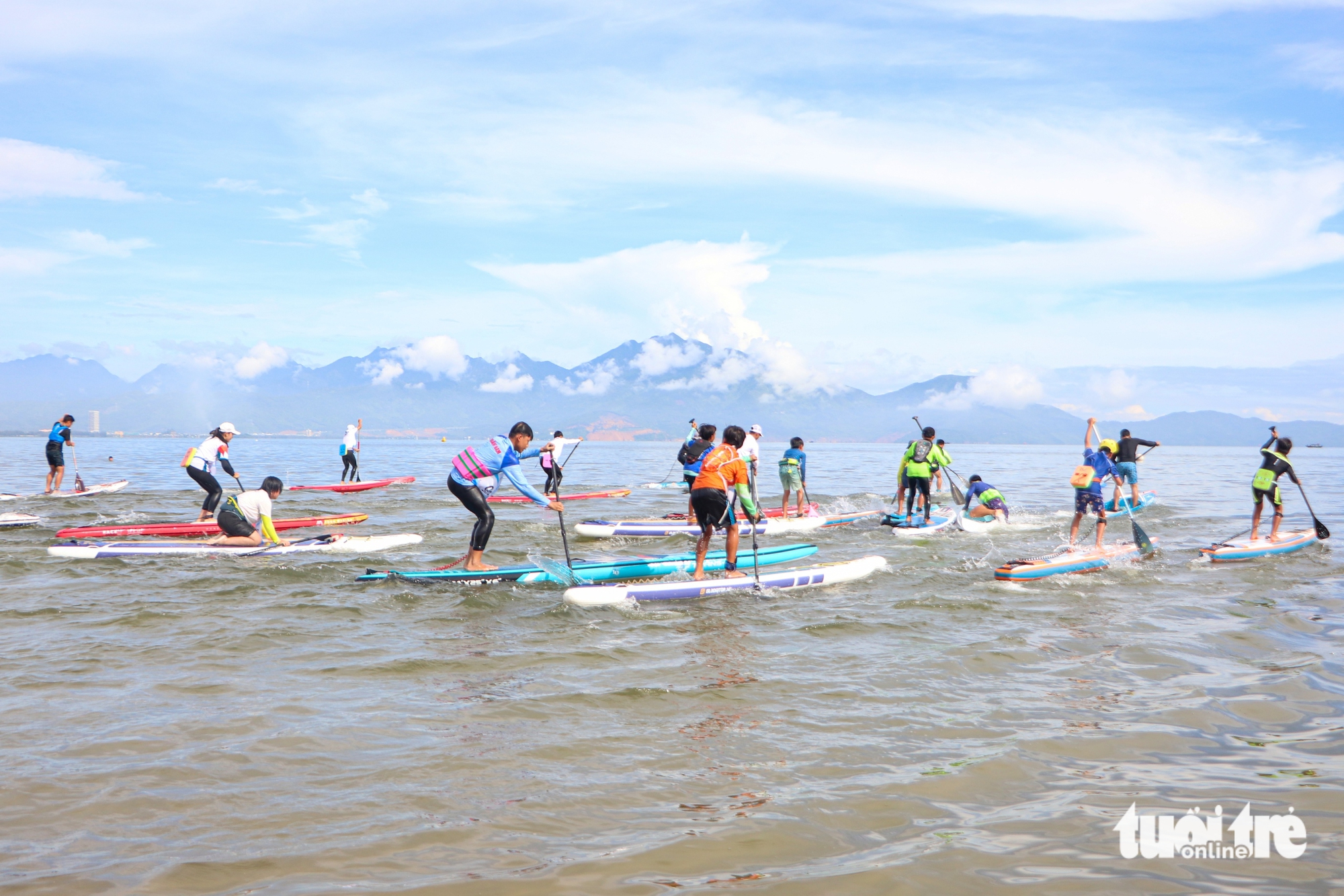 热闹的帆船和桨板冲浪比赛在岘港海域举行