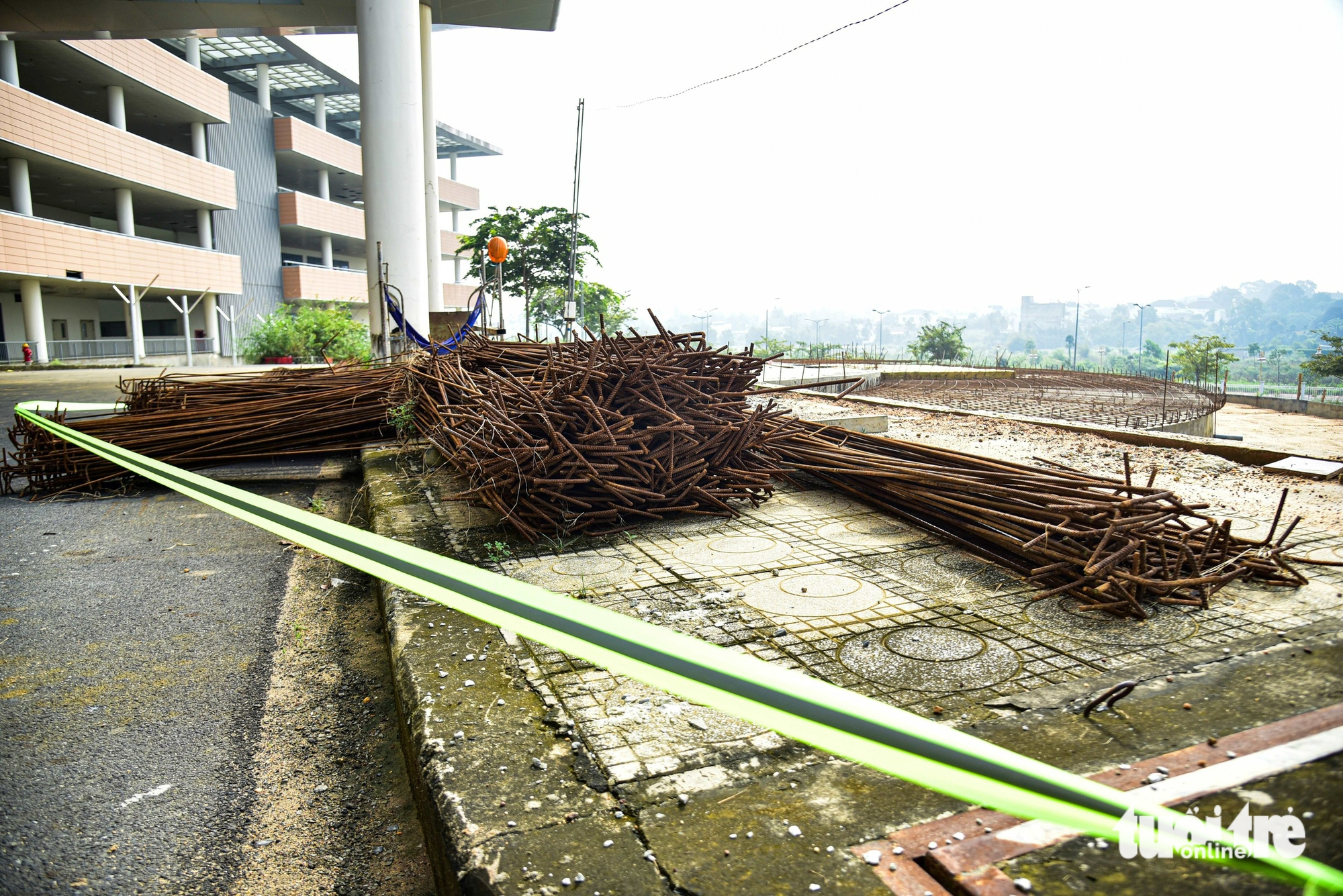 胡志明市4500亿越盾医院开工10年后现状：施工'应付了事'，杂草丛生