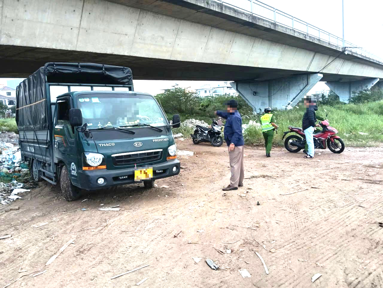 埋伏当场抓获卡车在顺福桥下非法倾倒废料