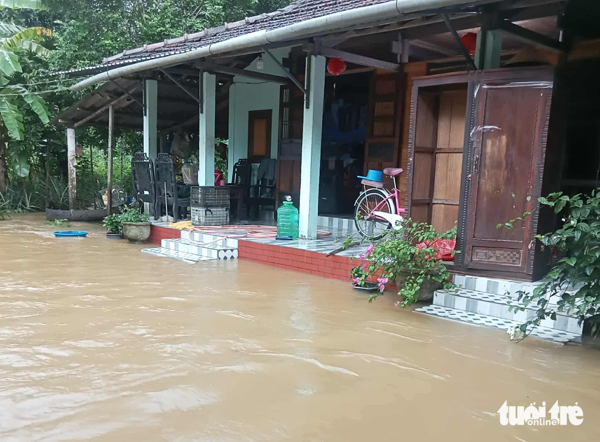 顺化：河水上涨，许多民宅被深淹