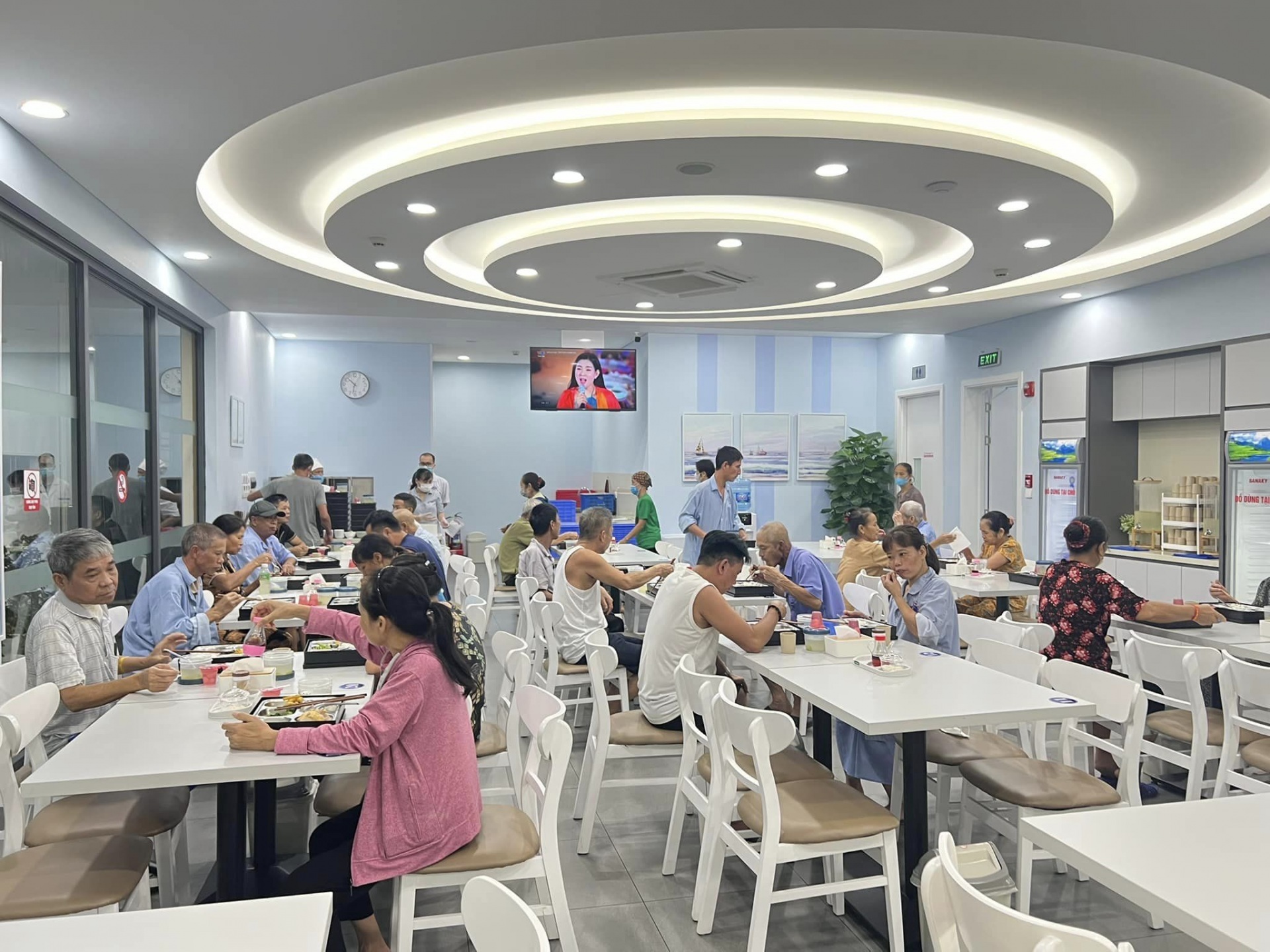 每日提供700份免费餐食的厨房与特别奖状