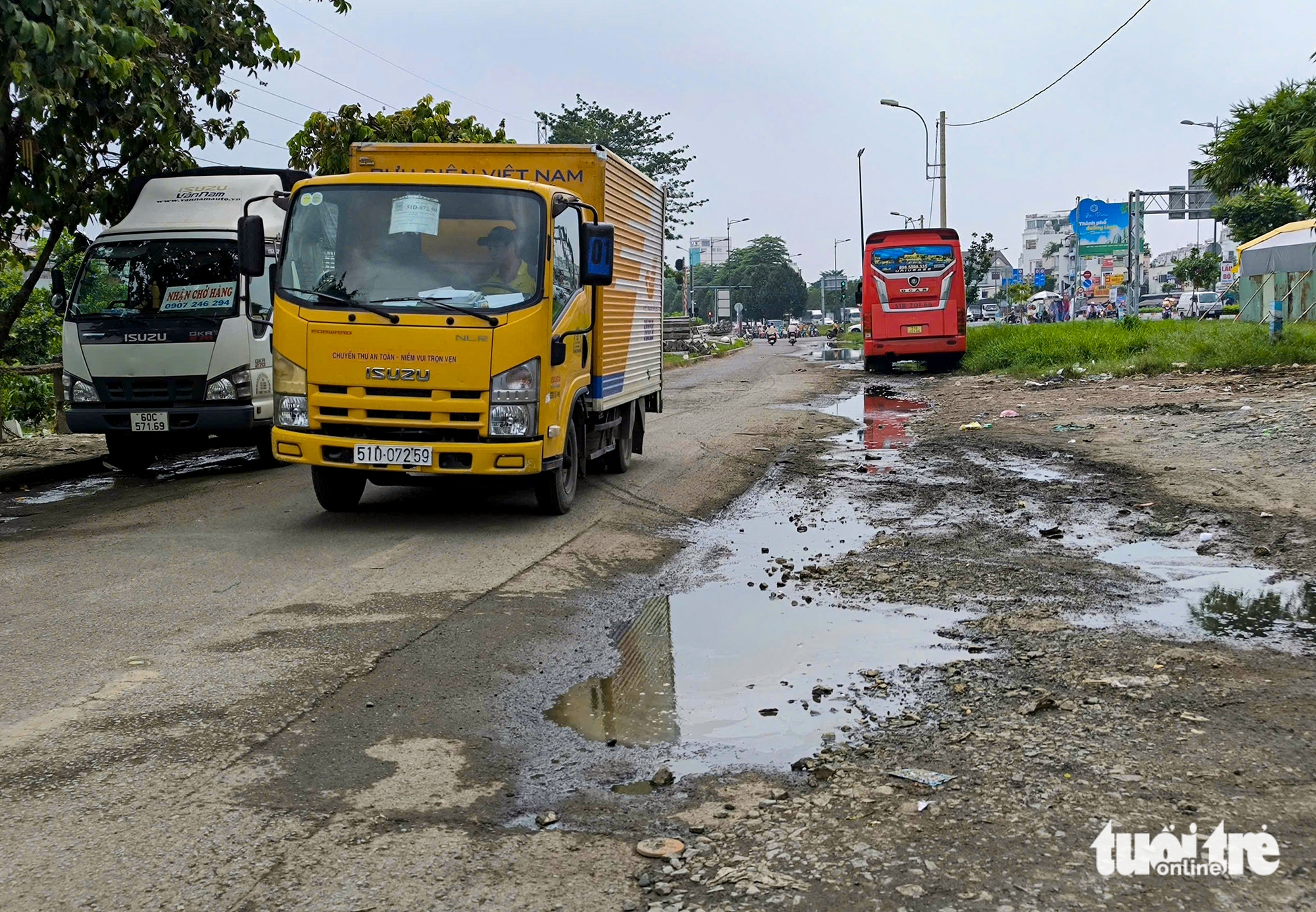 Kha Vạn Cân 道路恶化：积水、灰尘和客车乱停的'组合'问题