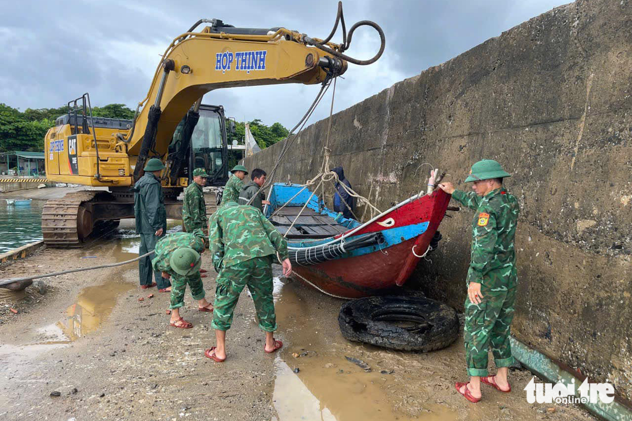 抗击台风Bualoi：河静省禁止出海，开始疏散居民；广治省部队下田帮助农民收割水稻