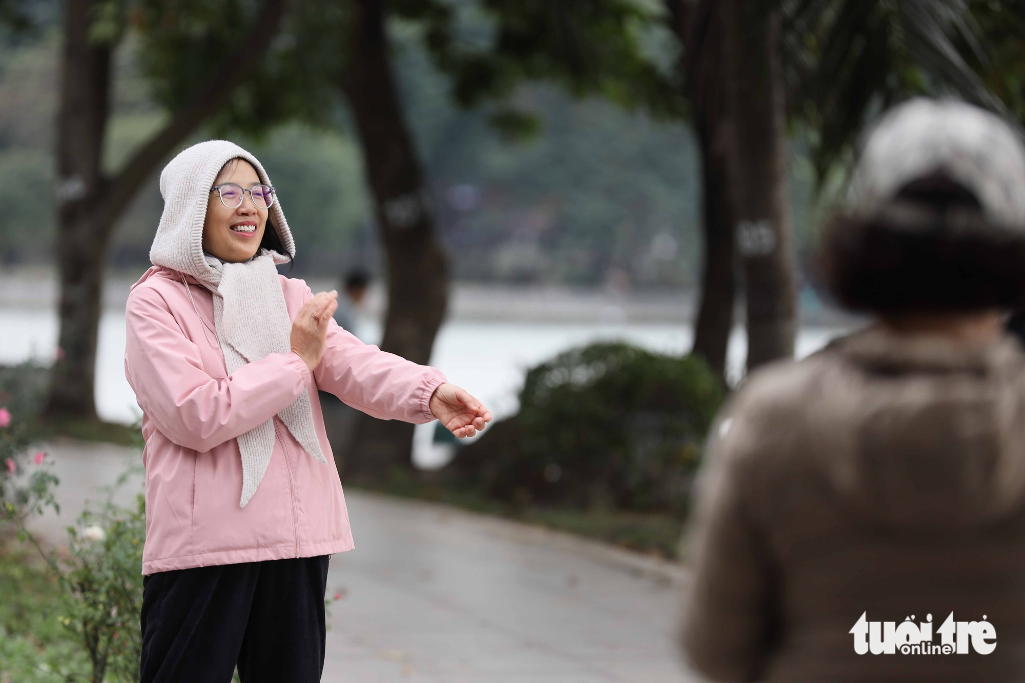 首都居民在连续多日污染警告紫色后外出'呼吸'新鲜空气