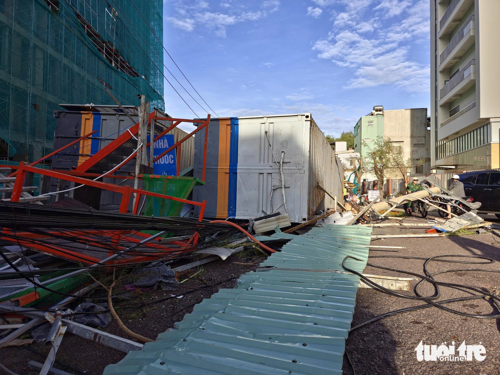 卡马尔吉台风过后，归仁许多地方一片狼藉，树木和电线杆横七竖八