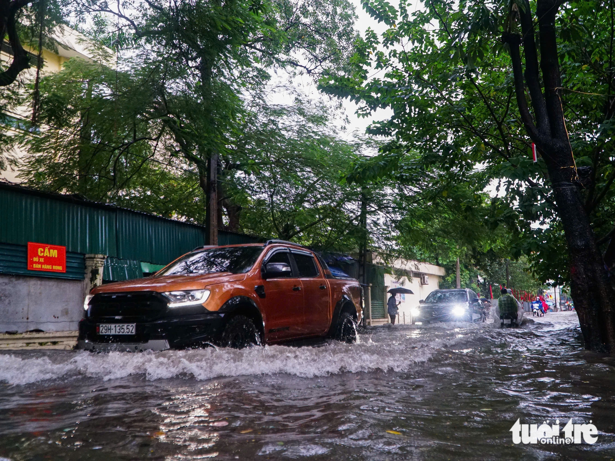 大雨持续一整天，河内街道深陷积水