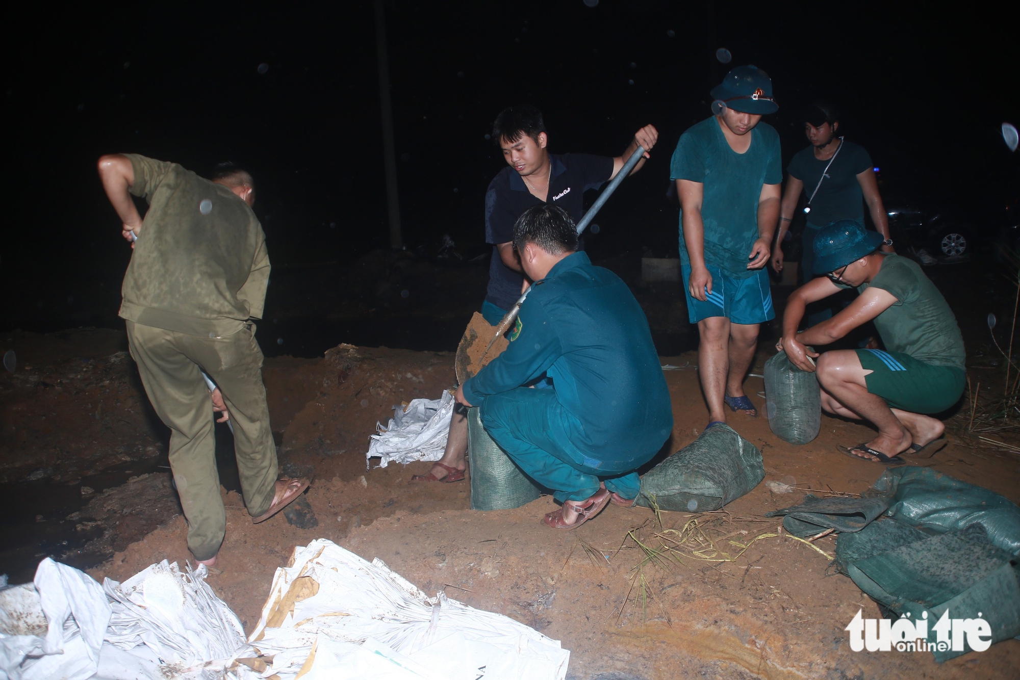 东盛乡紧急加固巴洪渠堤防以应对高潮