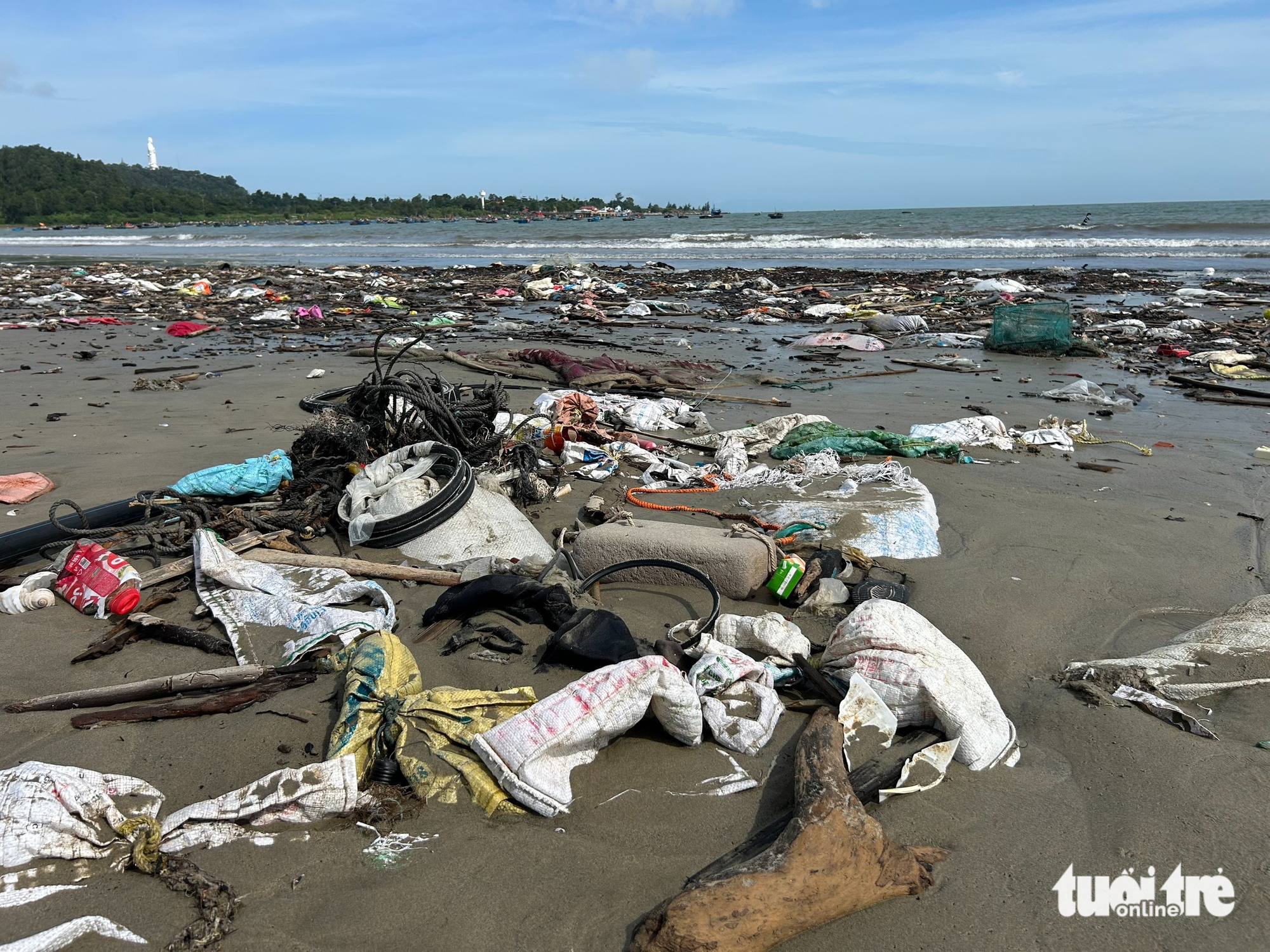 岘港海滩在10号台风后垃圾遍地