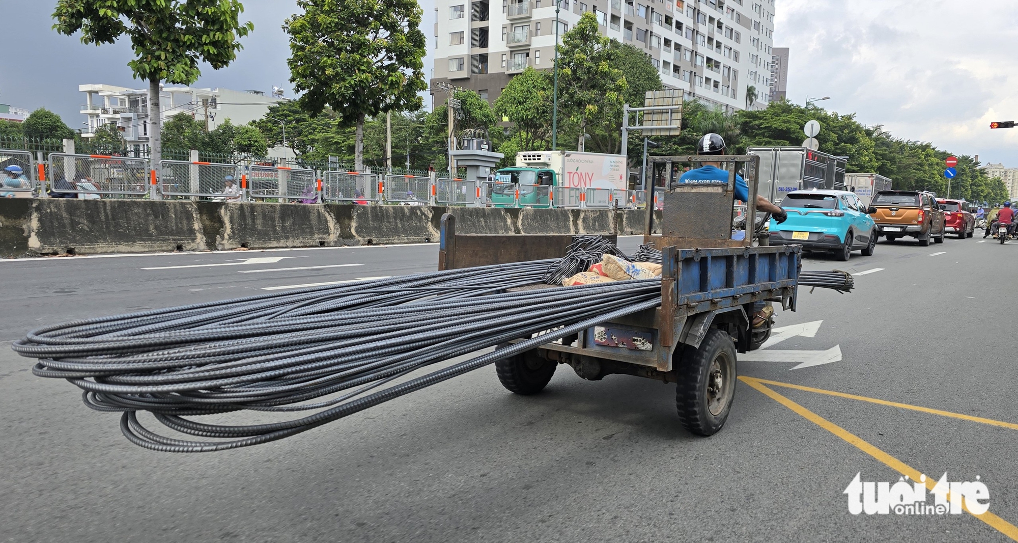 许多自制三轮车、拖车运输长度达车身三倍的铁皮、钢材仍在路上行驶