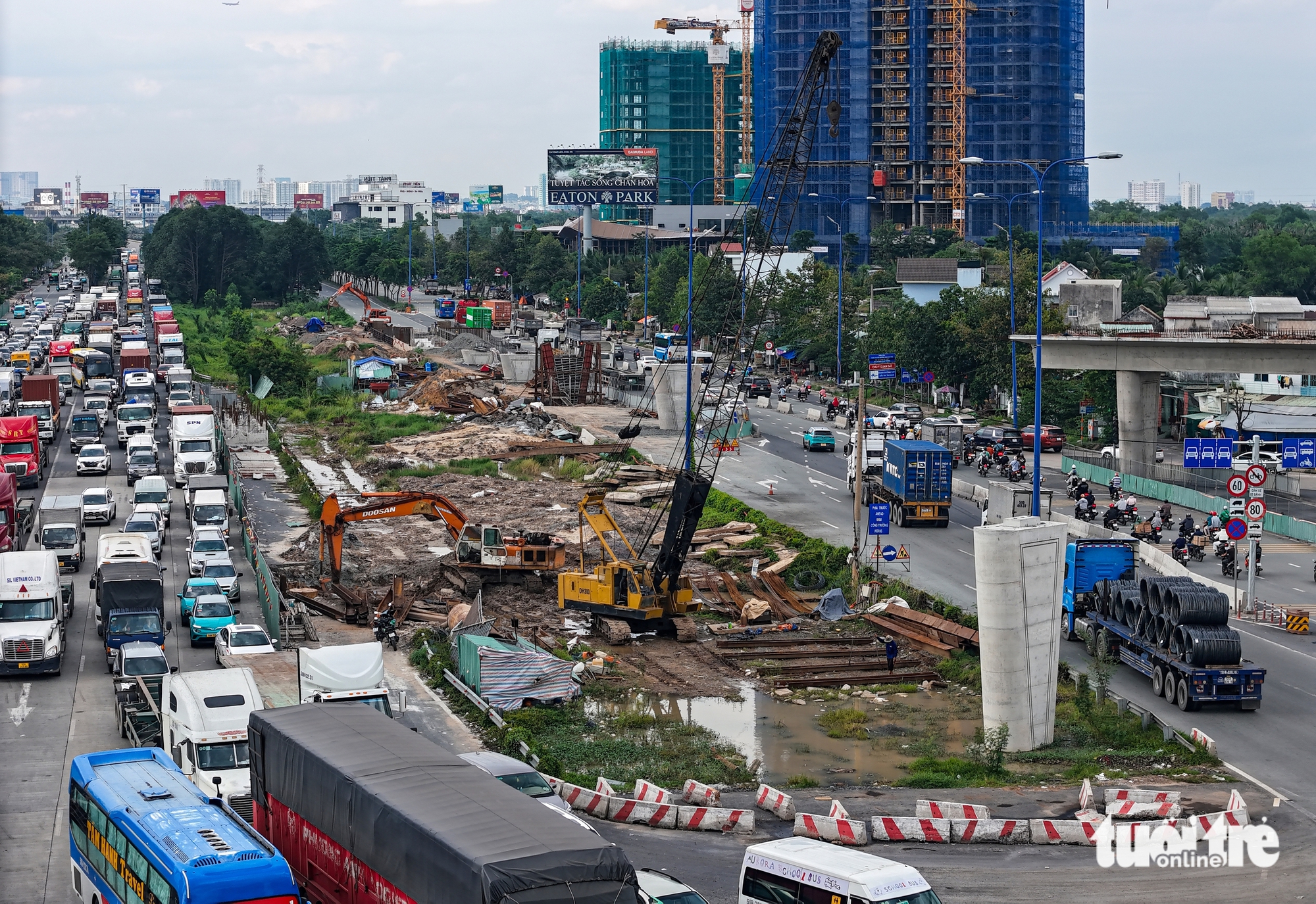 工地围栏包围，市民被挤入道路‘狭窄缝隙’
