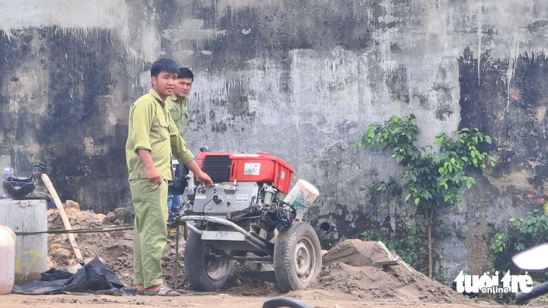 为胡志明市永禄乡居民区调动水泵防洪