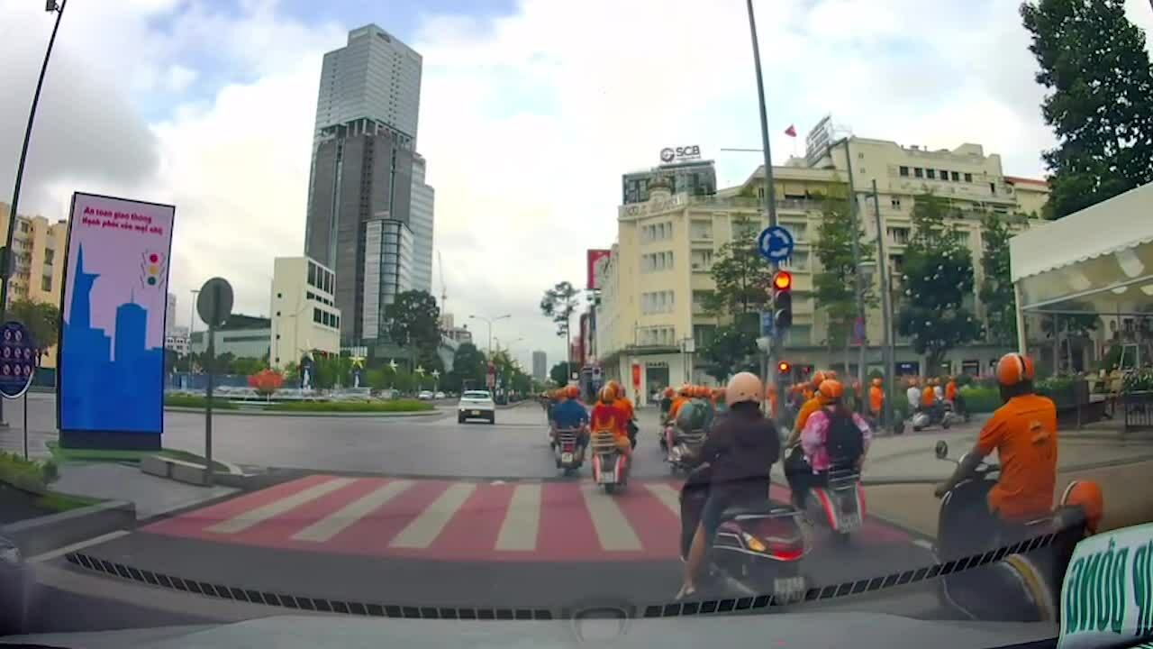 胡志明市载游客的老式Vespa车队闯红灯被罚款