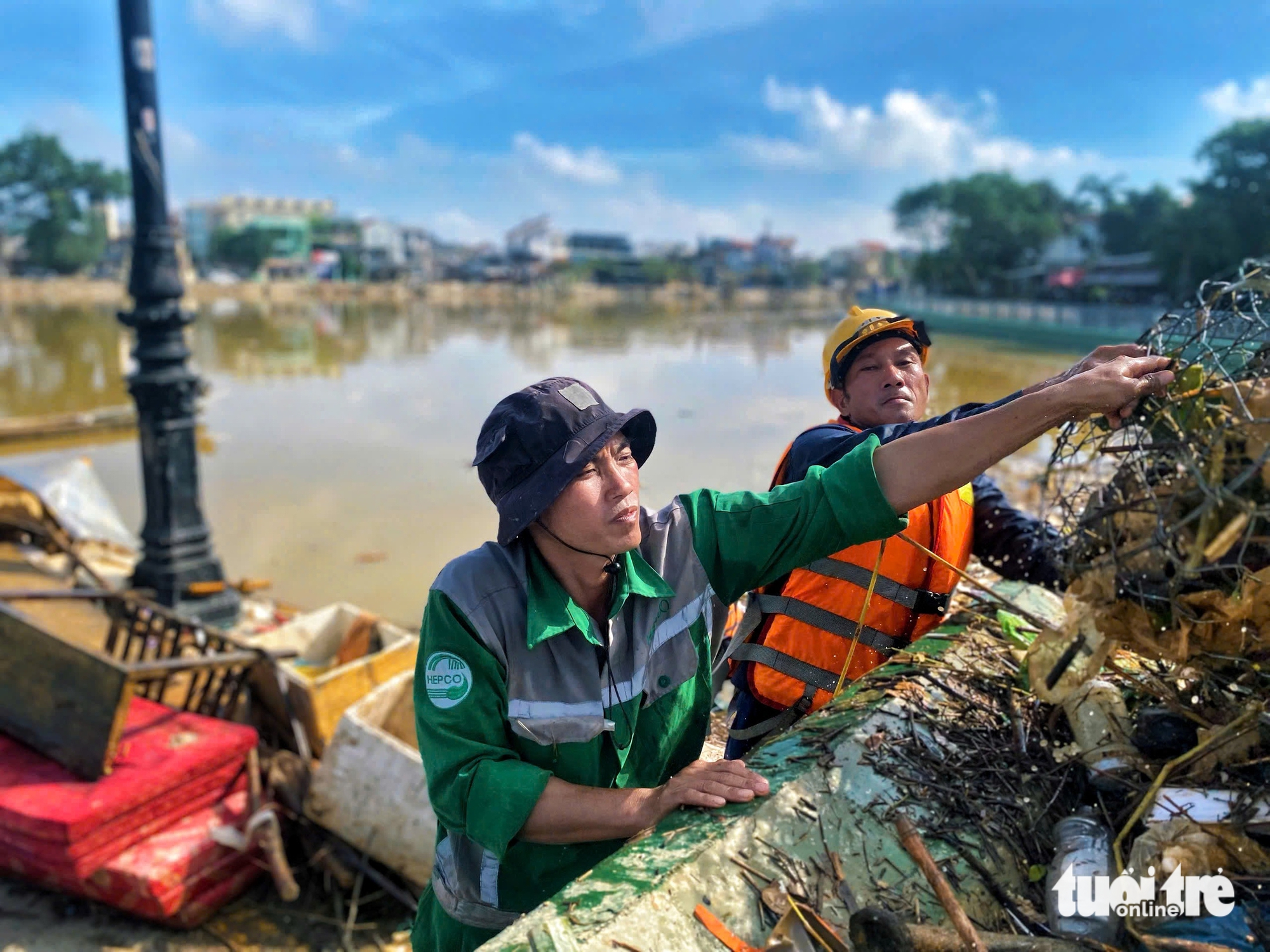 响应顺化市主席的号召，市民在洪水后上街清理垃圾