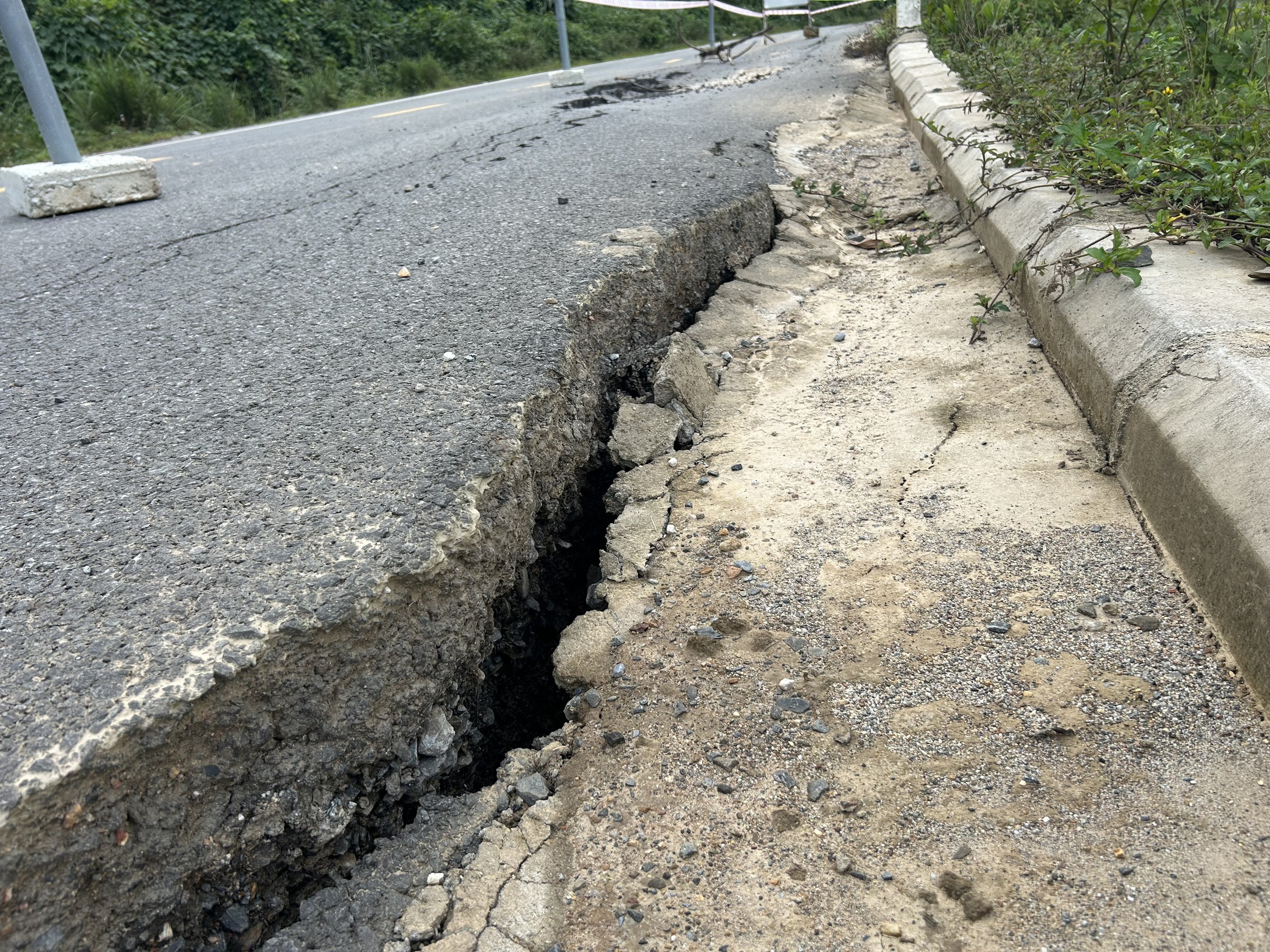 拉山-绥联高速公路下方道路出现大裂缝