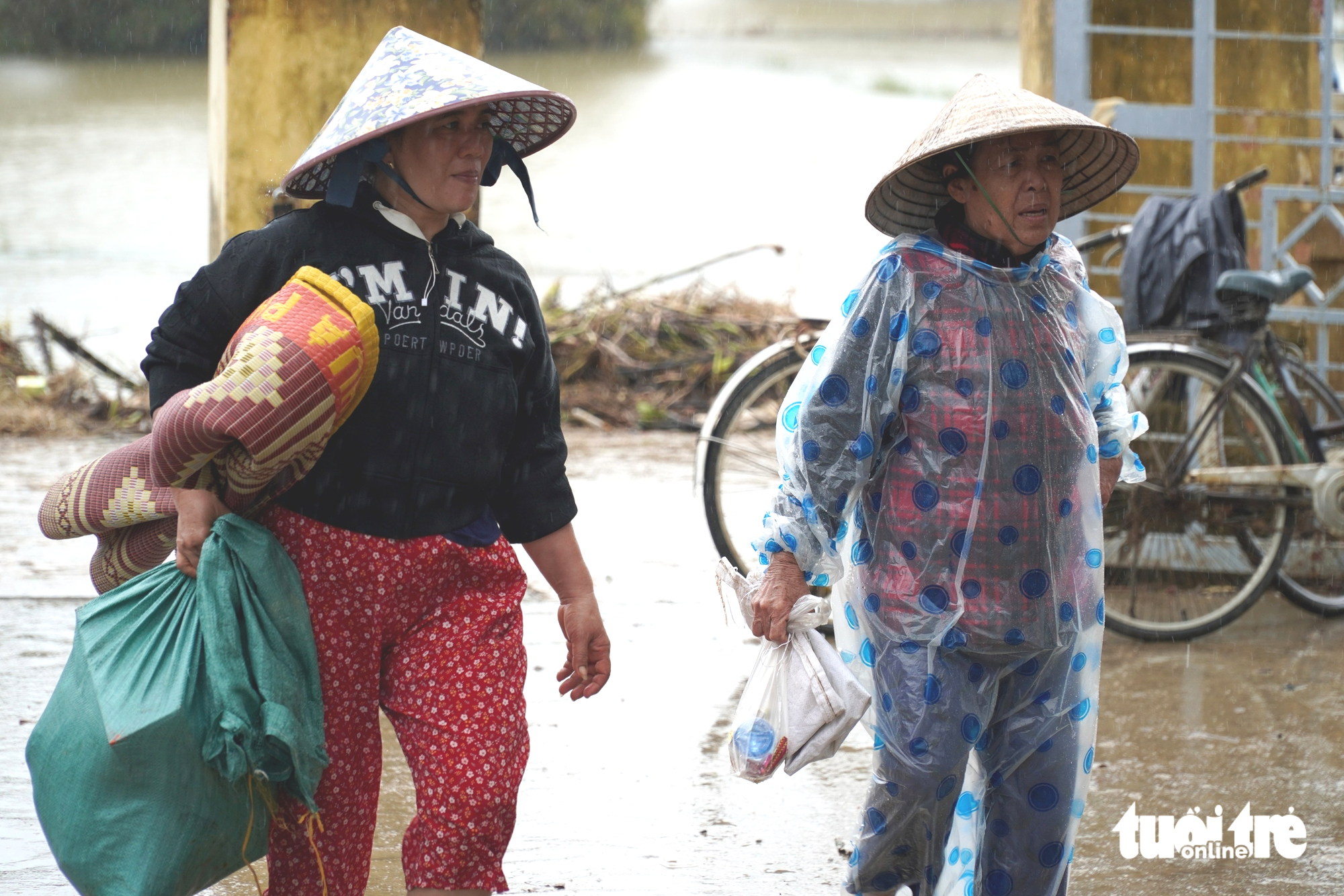 救援物资堵塞富安省洪水中心乡村道路