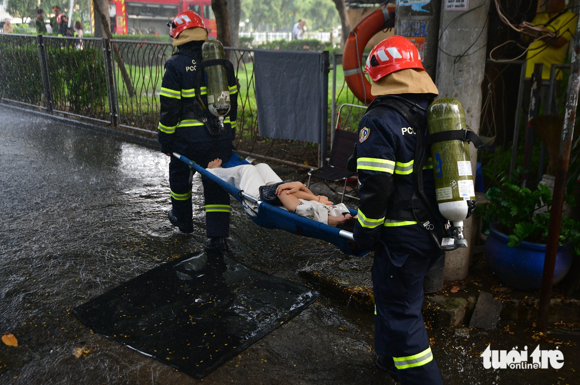 春和坊进行消防演练，指导居民在封闭场所逃生