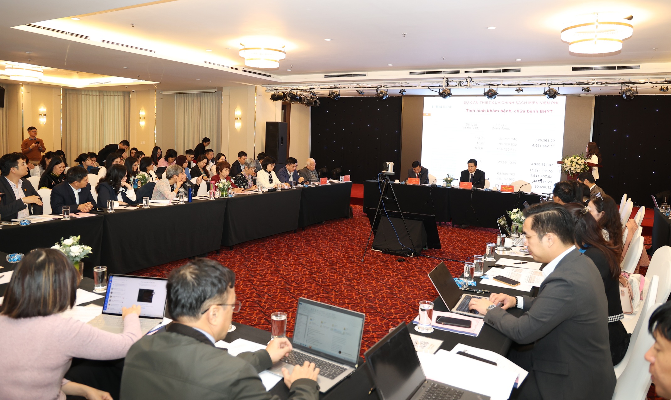 卫生部制定“基本医疗服务免费范围套餐”，逐步实现住院费用免费