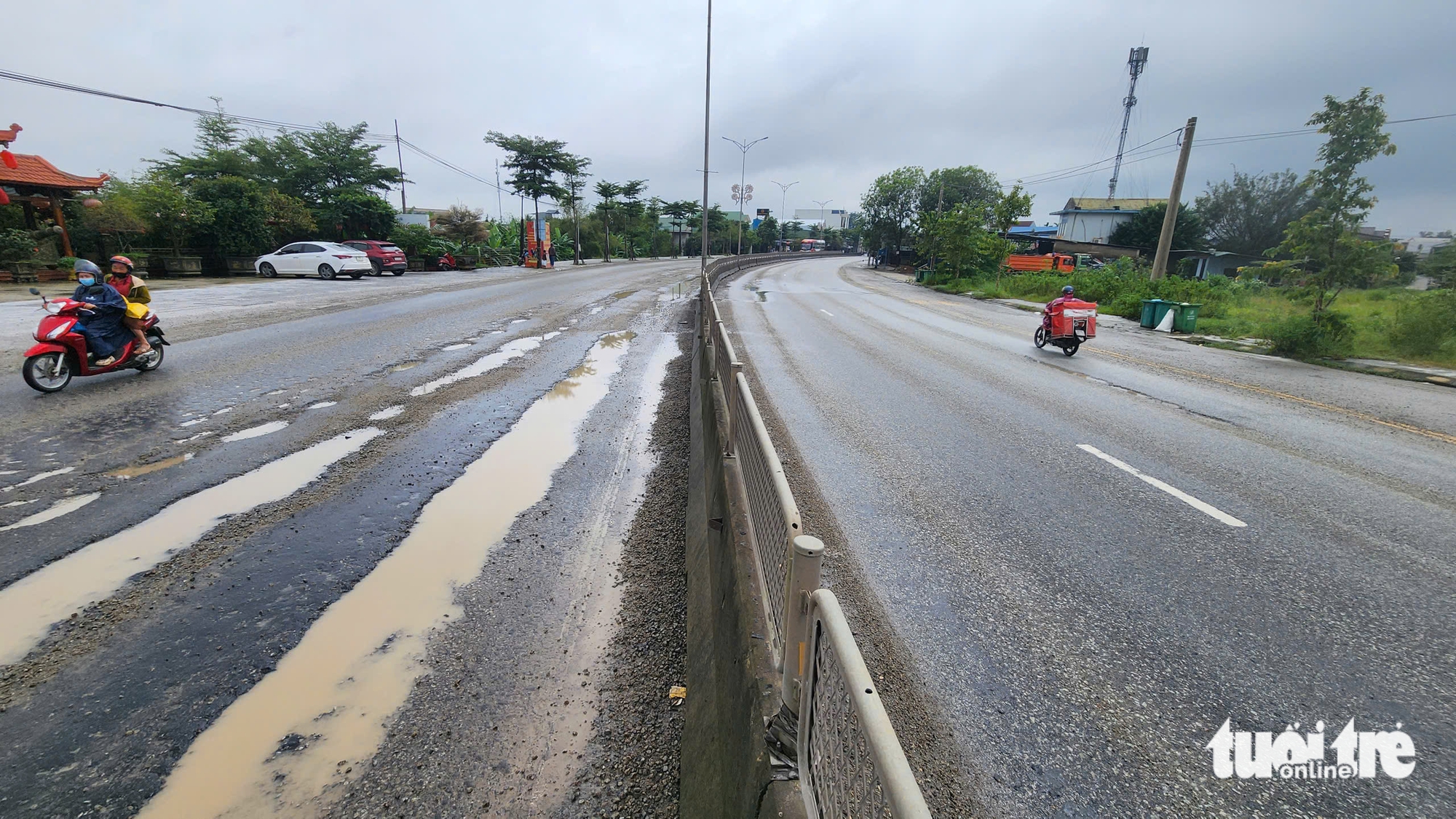 经过顺化的国道1号在暴雨后布满坑洼
