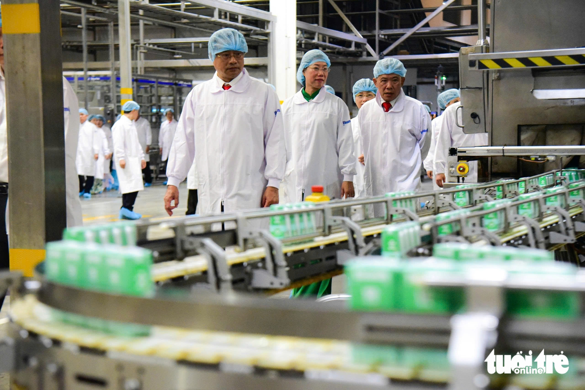 胡志明市代表团参观越南最大的“超级牛奶工厂”