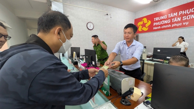 胡志明市市民到坊领取9月2日国庆节10万越南盾赠款