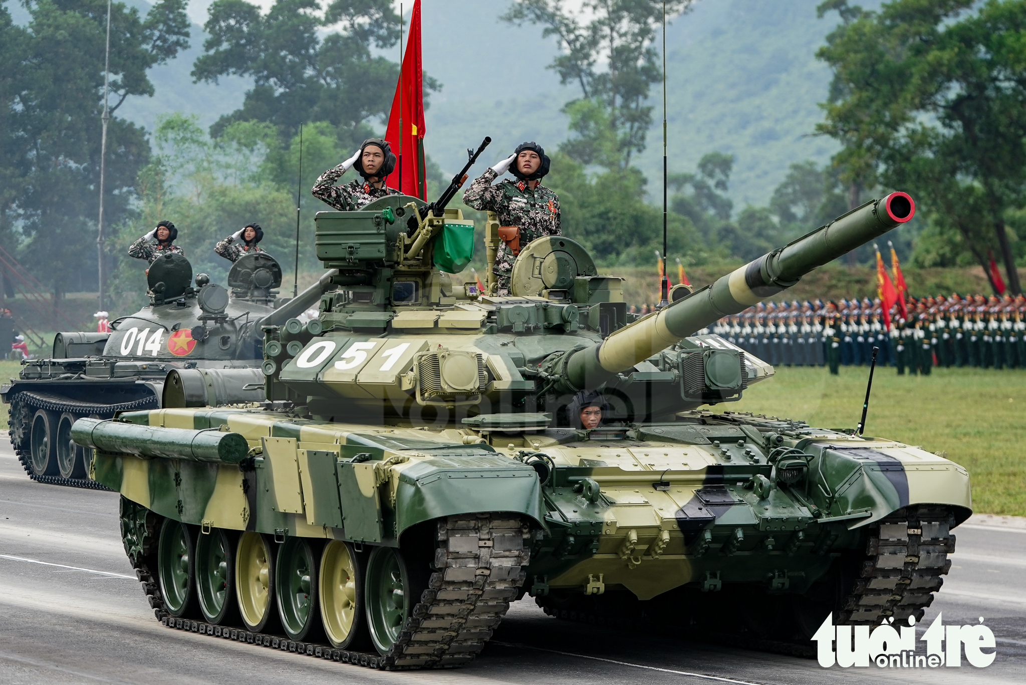 帮助A80阅兵中重型装备在沥青路面上平稳滑行的'小而有力'的细节