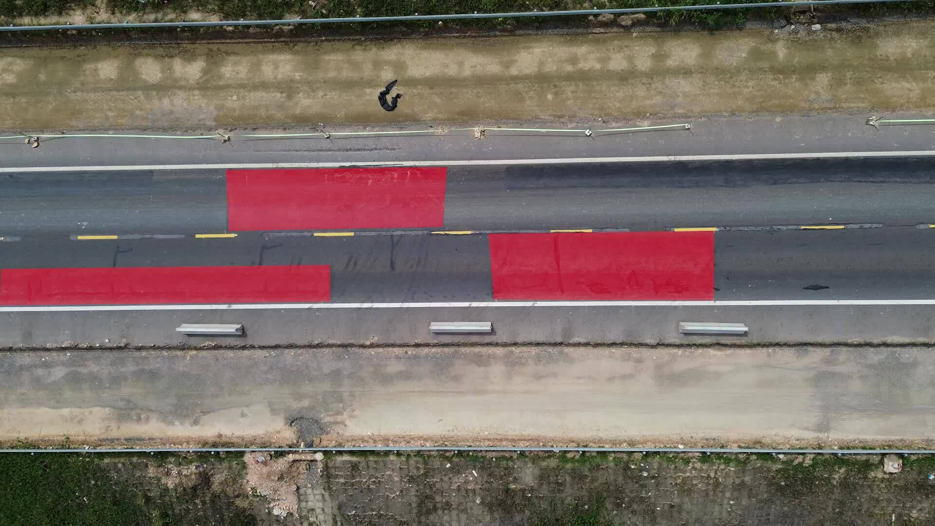 拉山-和莲高速公路路面布满修补痕迹