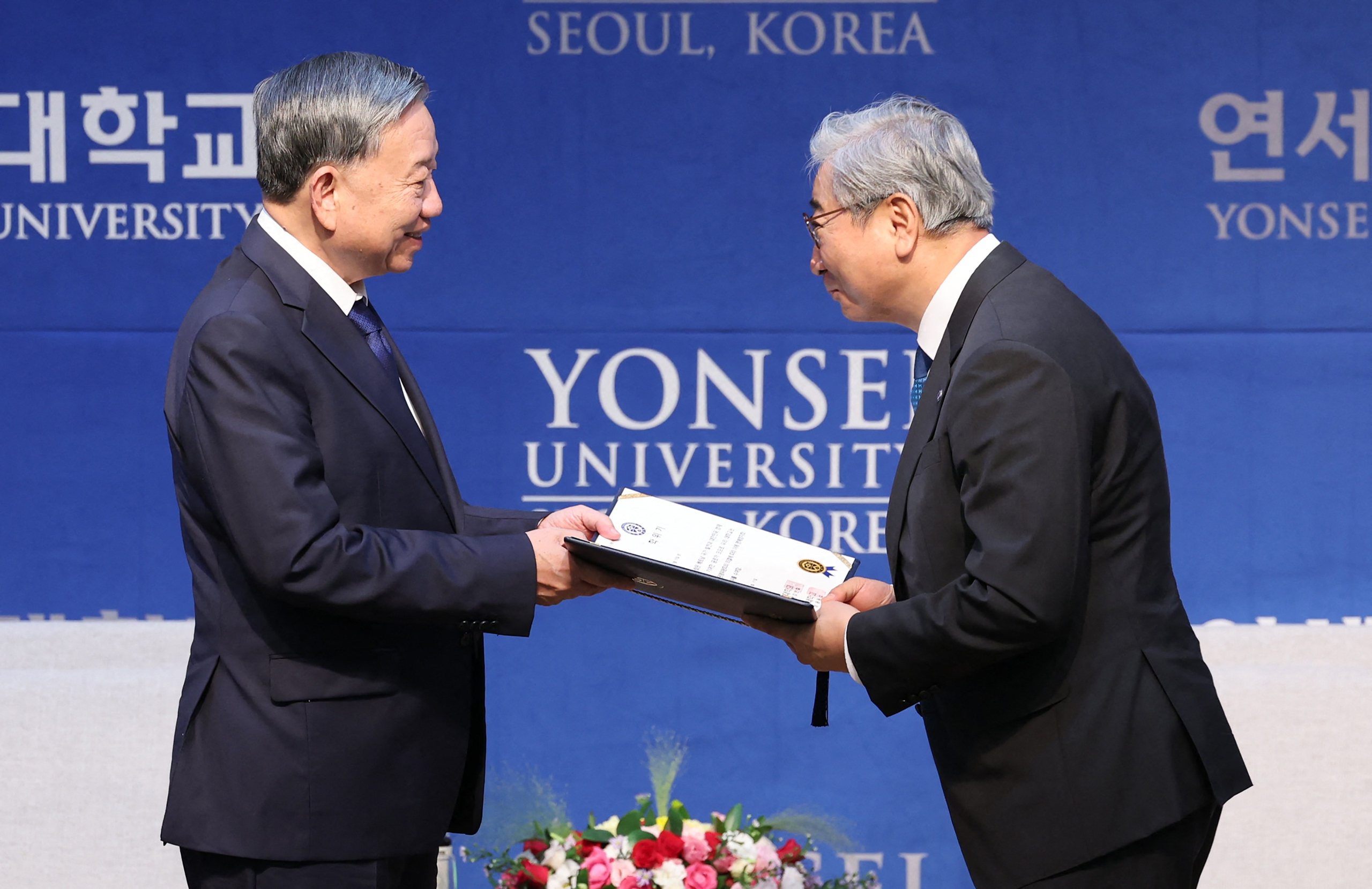 总书记苏林访问韩国顶尖大学，获荣誉博士学位