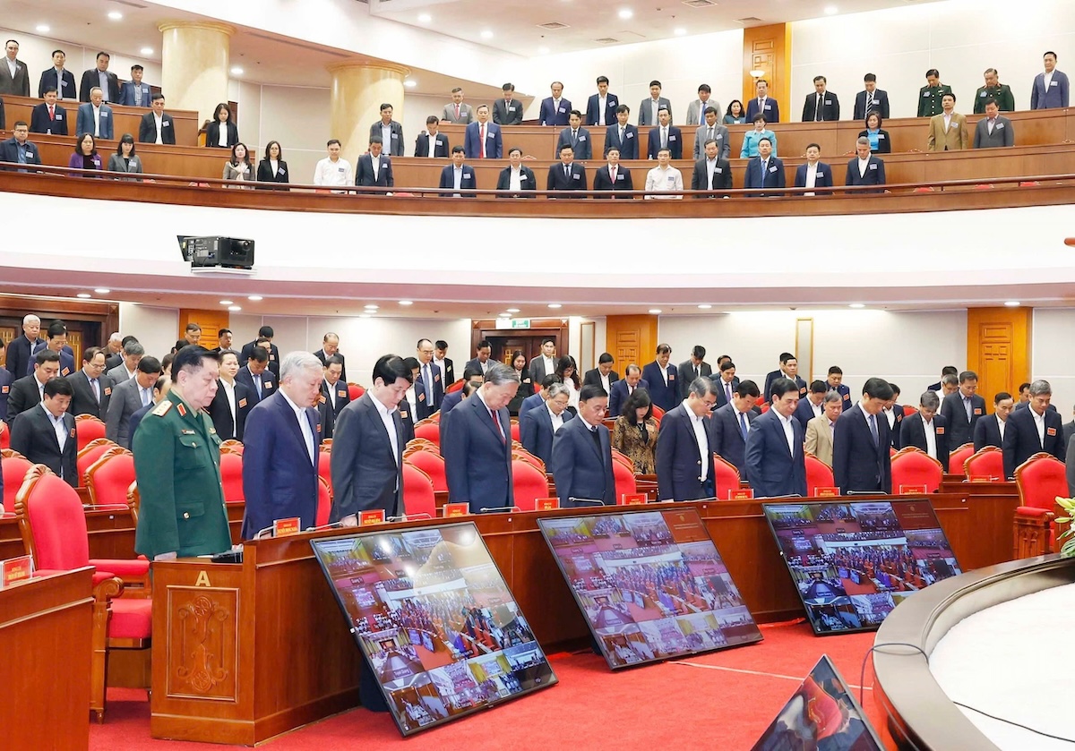 总书记苏林及其他领导为自然灾害遇难同胞默哀，支持洪水地区人民